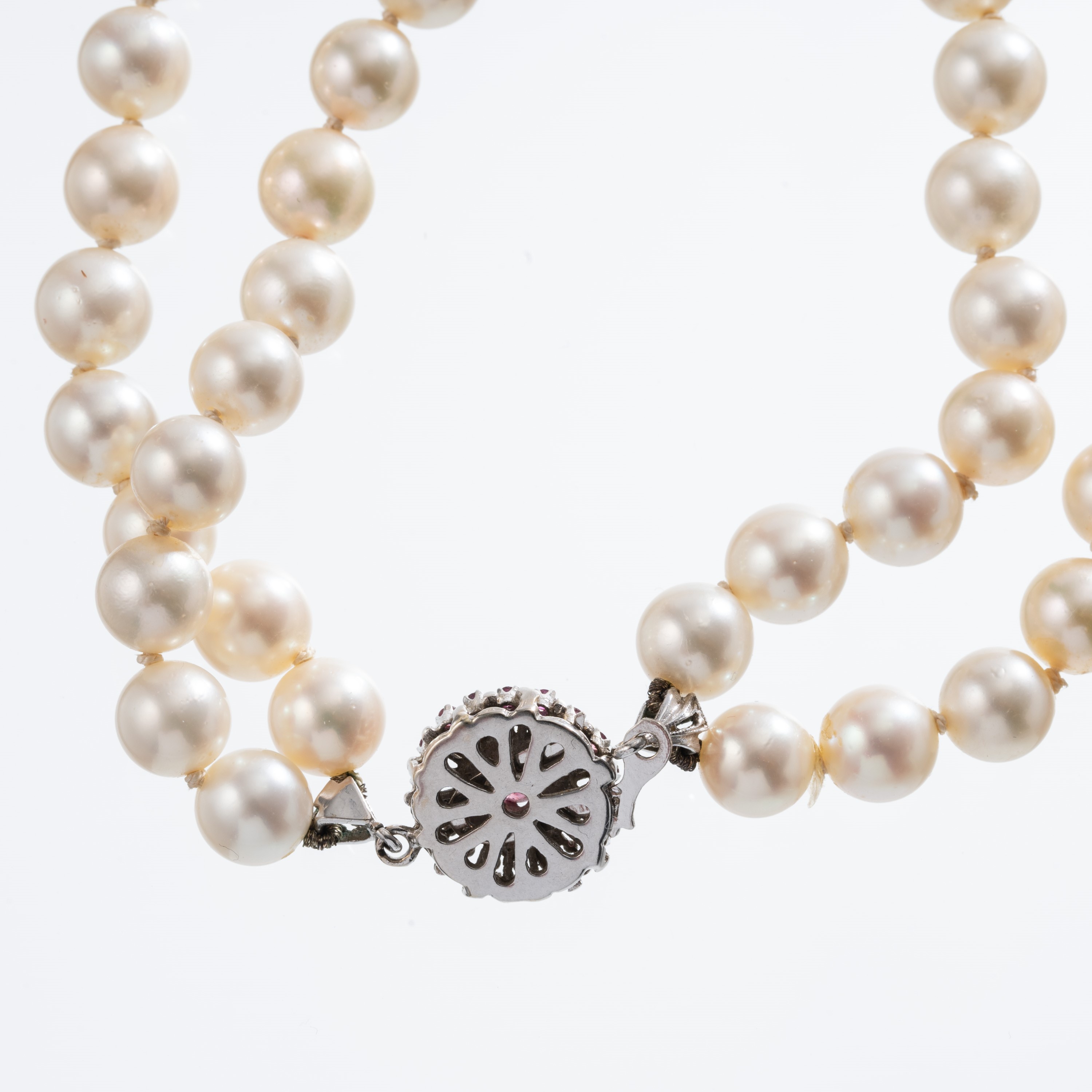 GIROCOLLO IN PERLE DI MARE CON CHIUSURA IN ORO BIANCO 18KT E RUBINI