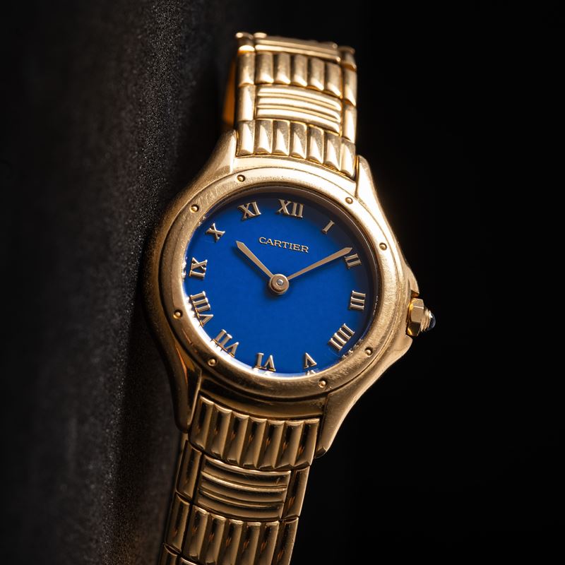CARTIER - COUGAROROLOGIO SOLO TEMPO AL QUARZO DA DONNA IN ORO GIALLO 18KT CON QUADRANTE BLU.