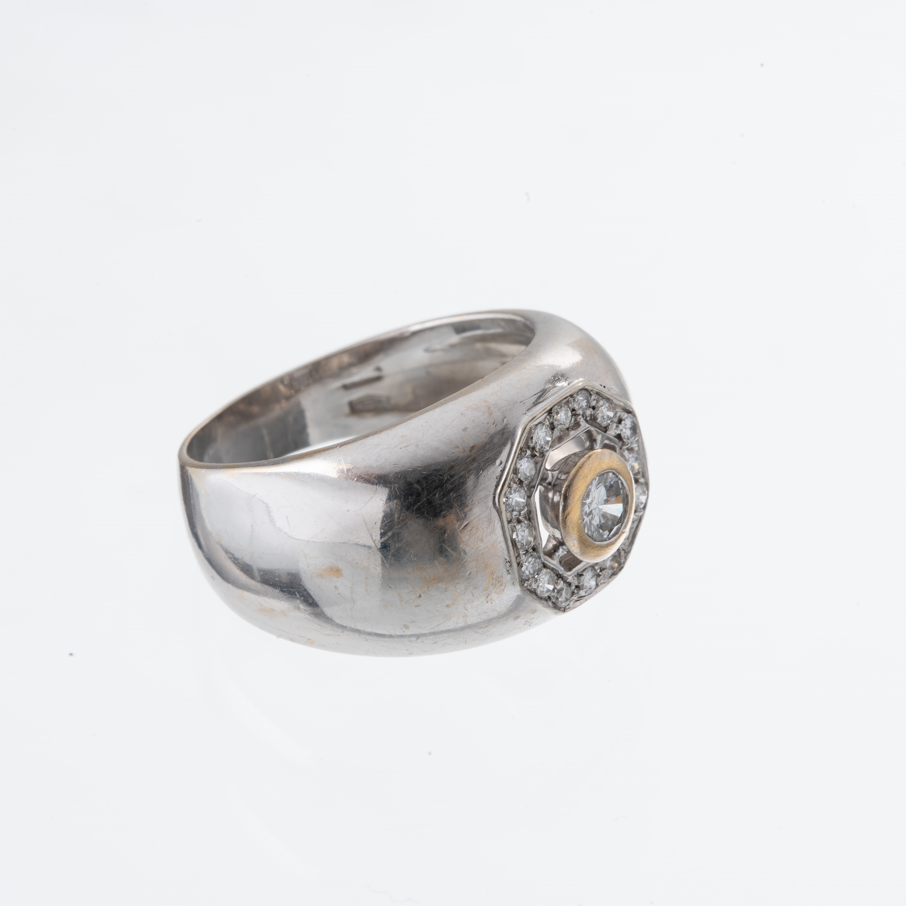 ANELLO FASCIA CON DIAMANTI IN ORO BIANCO 18 KT CON PIETRA CENTRALE E CONTORNO DI BRILLANTI