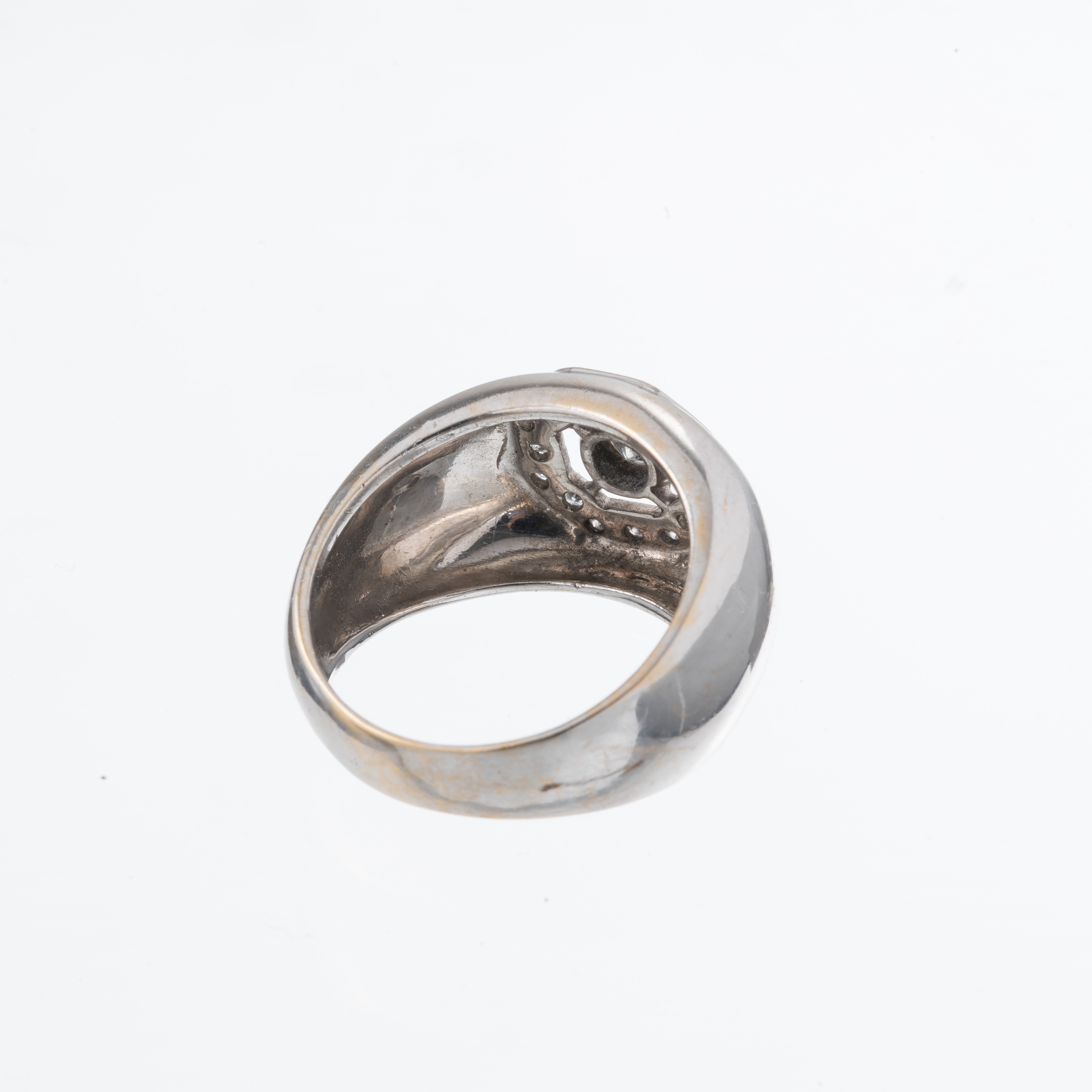 ANELLO FASCIA CON DIAMANTI IN ORO BIANCO 18 KT CON PIETRA CENTRALE E CONTORNO DI BRILLANTI