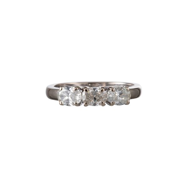 ANELLO TRILOGY CON 3 OVALINI DI  DIAMANTE  - Asta Il Gioiello delle Dolomiti  - Piccolo Oro di Spangaro & C.