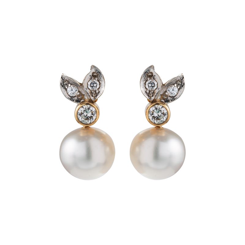ORECCHINI IN ORO GIALLO 18 KT CON PERLE DI MARE COLTIVATE E BRILLANTI