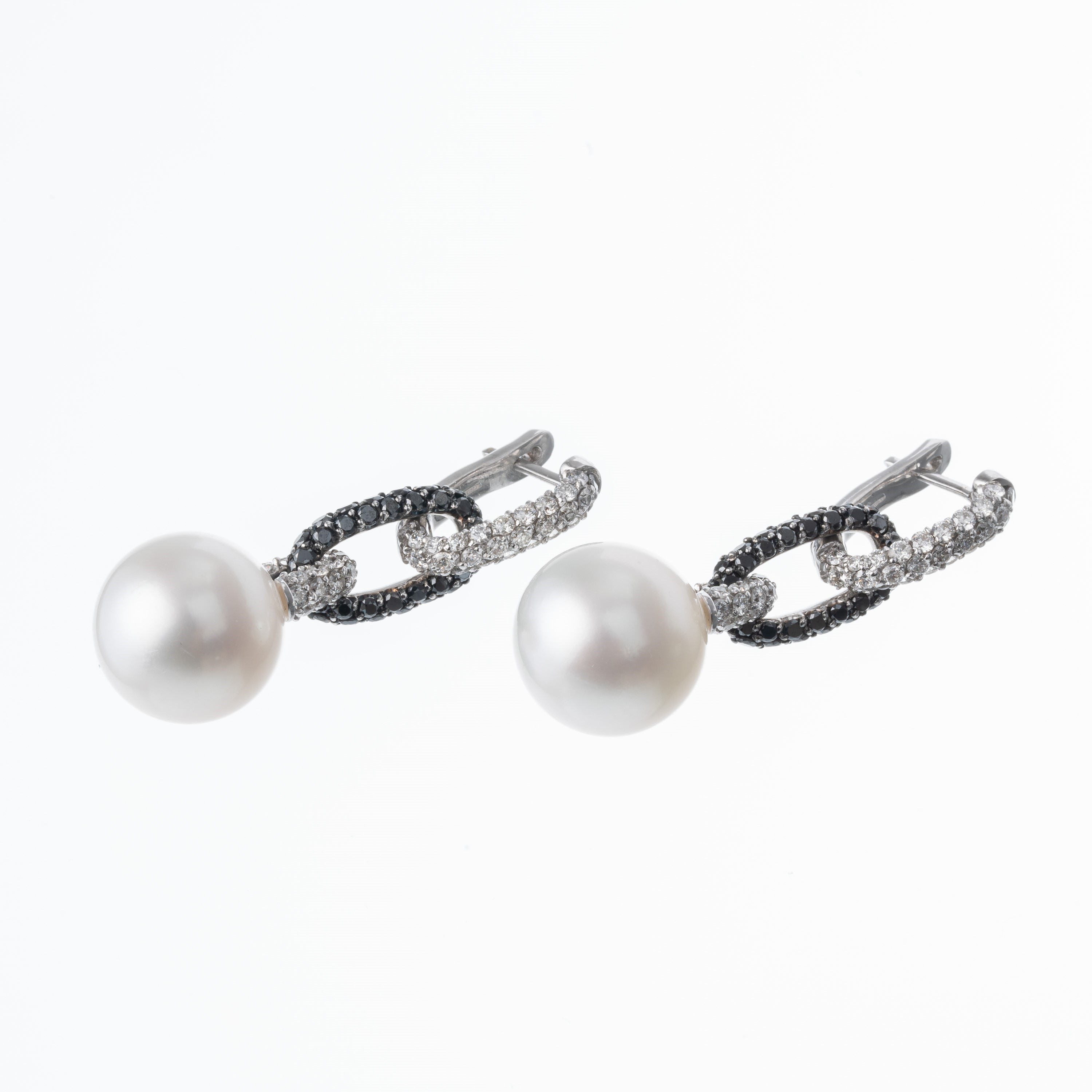 ORECCHINI IN ORO BIANCO 18 KT CON PERLE COLTIVATE, DIAMANTI BIANCHI E NERI