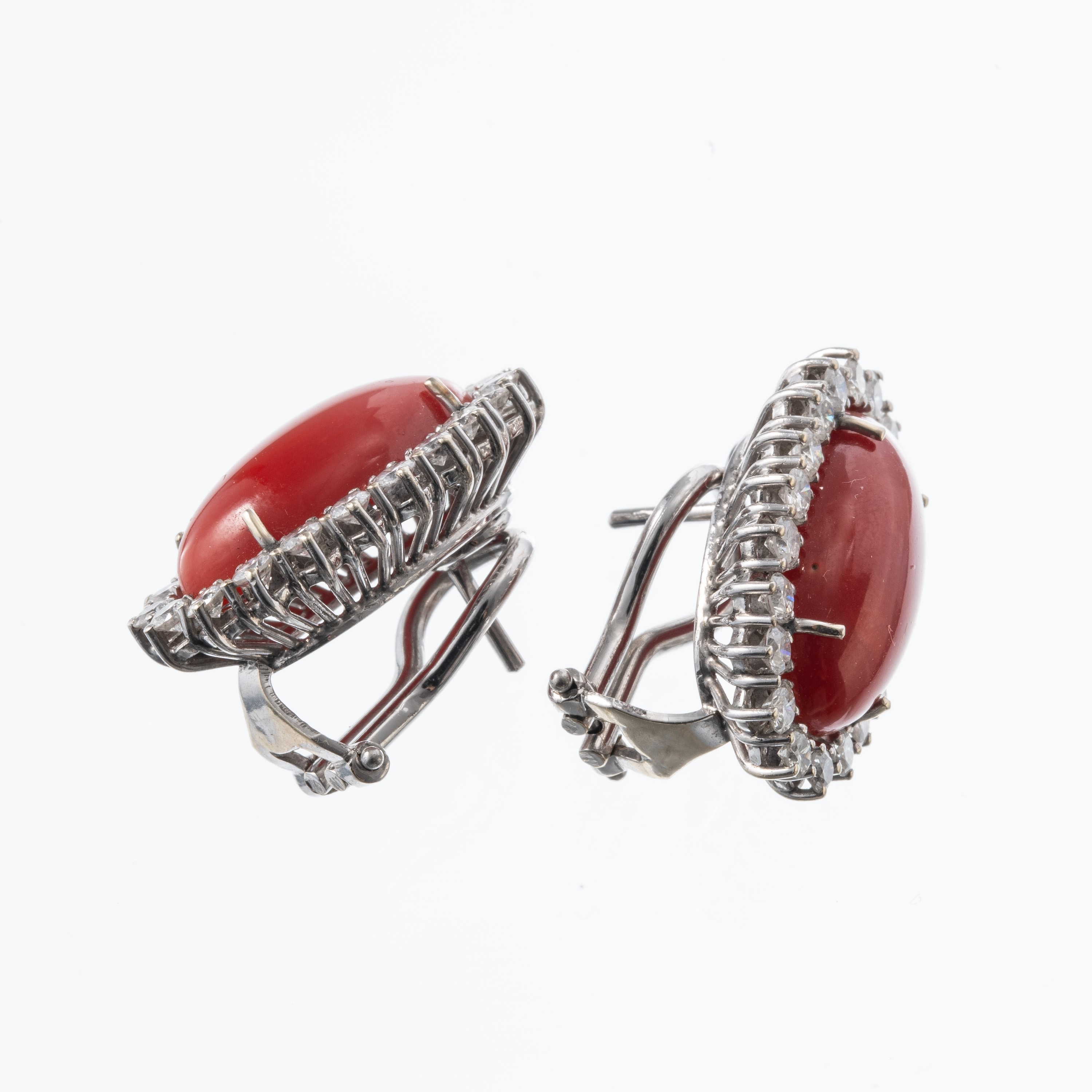 ORECCHINI IN ORO BIANCO 18 KT CON CORALLI ROSSI E CONTORNO DI BRILLANTI