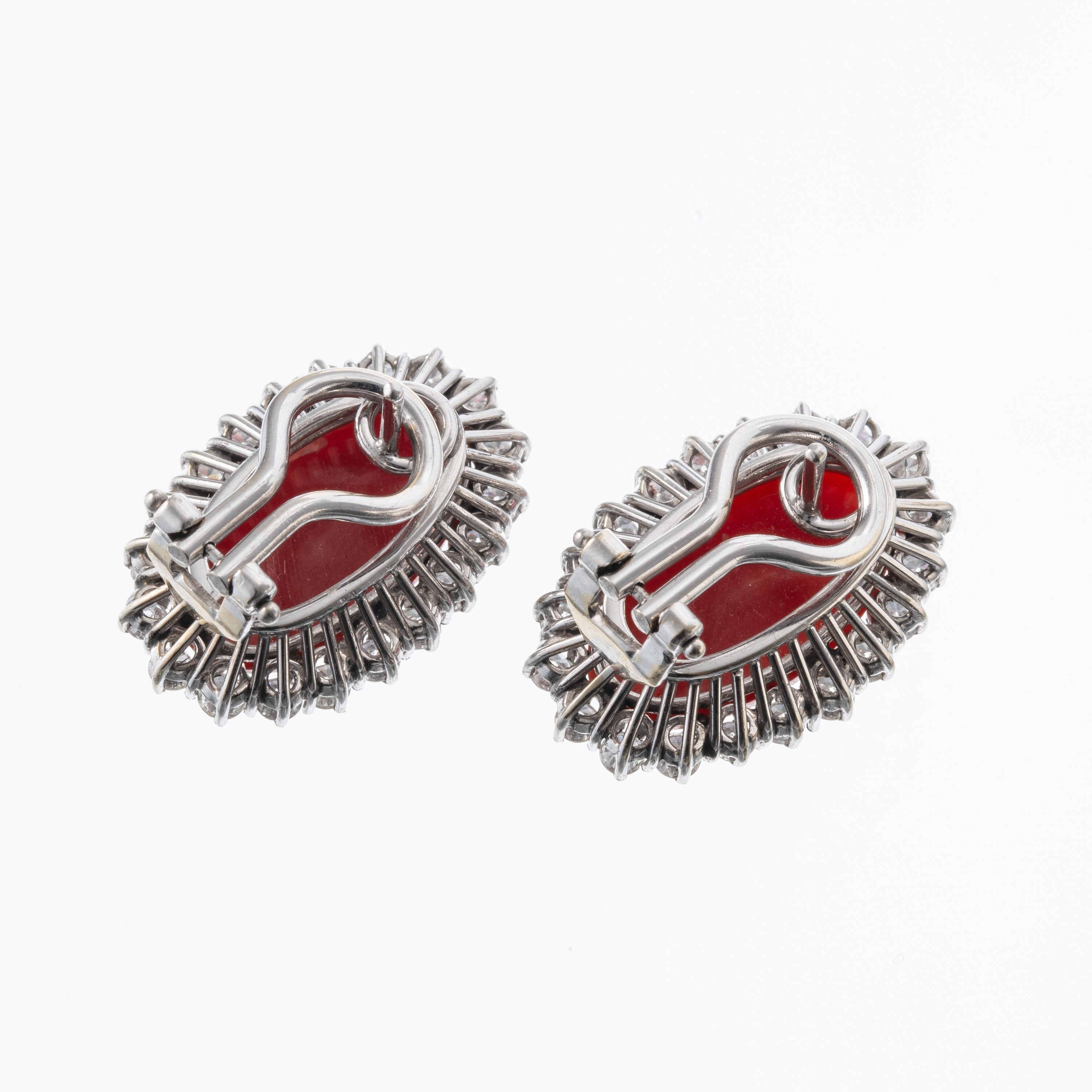 ORECCHINI IN ORO BIANCO 18 KT CON CORALLI ROSSI E CONTORNO DI BRILLANTI