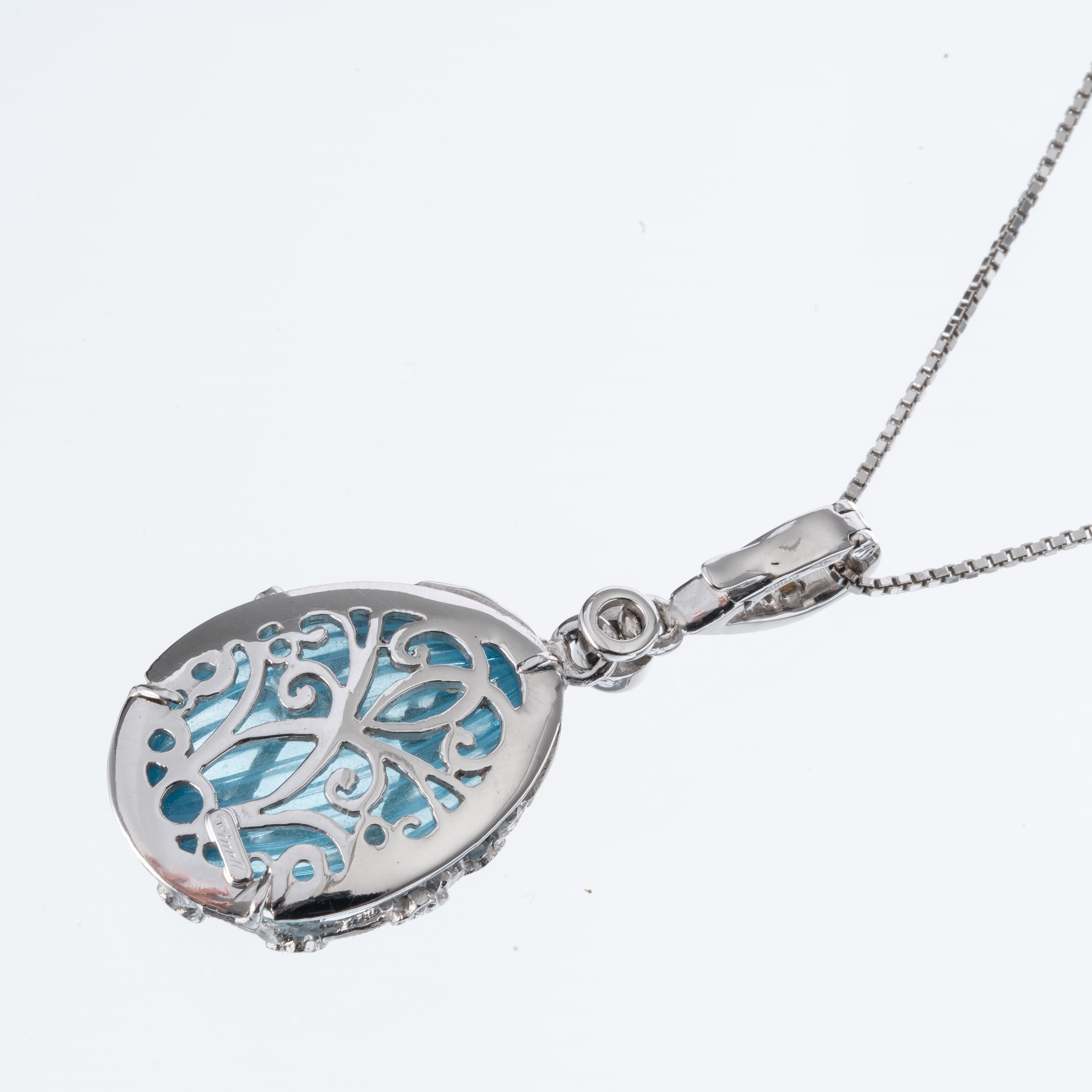 CIONDOLO CON CATENA IN ORO BIANCO CON UN TOPAZIO AZZURRO SCANALATO E DIAMANTI