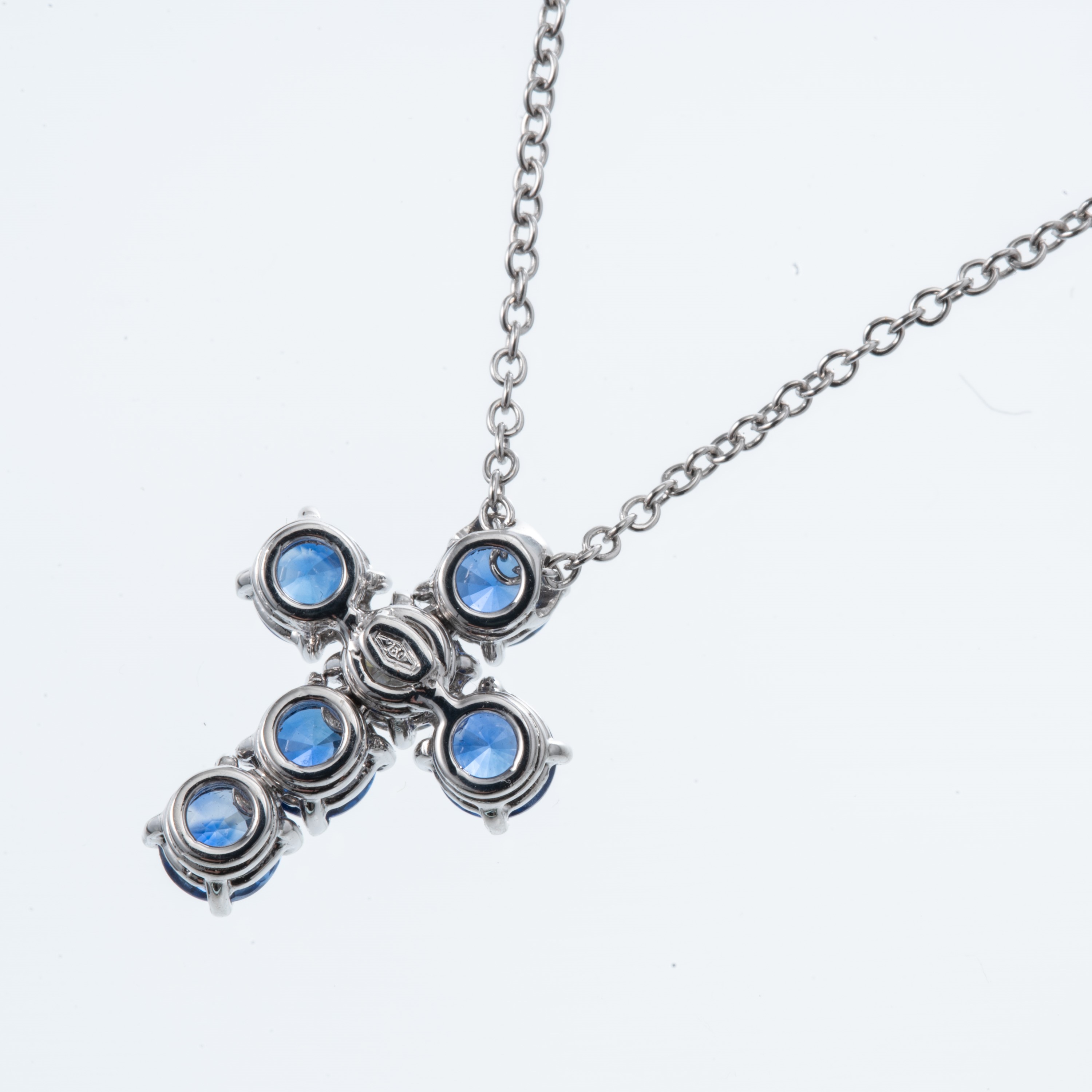 CIONDOLO CON CATENA IN ORO 18 BIANCO KT A FORMA DI CROCE CON ZAFFIRI E DIAMANTI