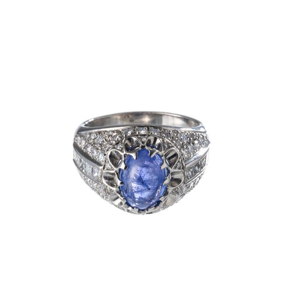 ANELLO IN ORO BIANCO 18 KT CON TANZANITE CABOCHON E CONTORNO DI BRILLANTI