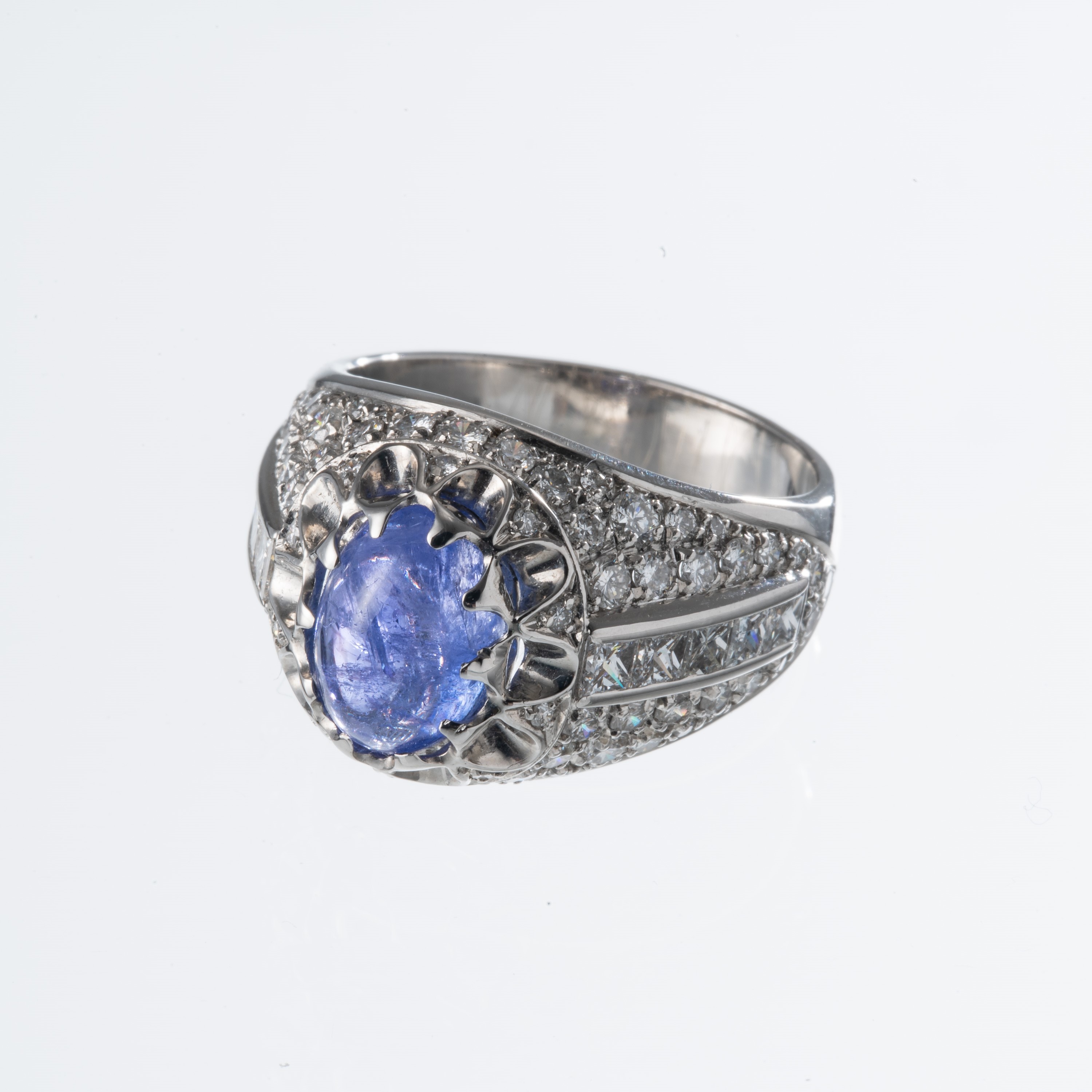 ANELLO IN ORO BIANCO 18 KT CON TANZANITE CABOCHON E CONTORNO DI BRILLANTI