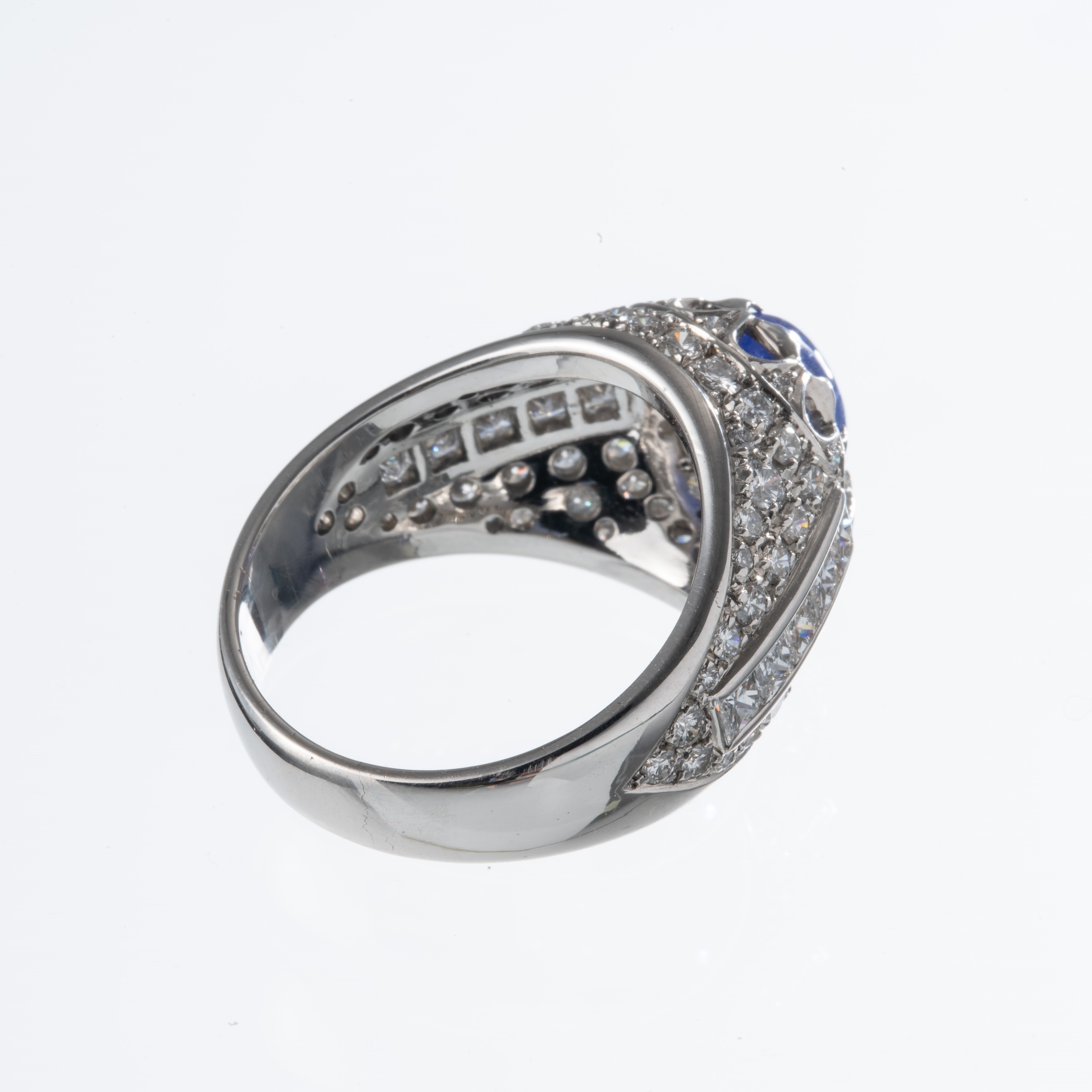 ANELLO IN ORO BIANCO 18 KT CON TANZANITE CABOCHON E CONTORNO DI BRILLANTI