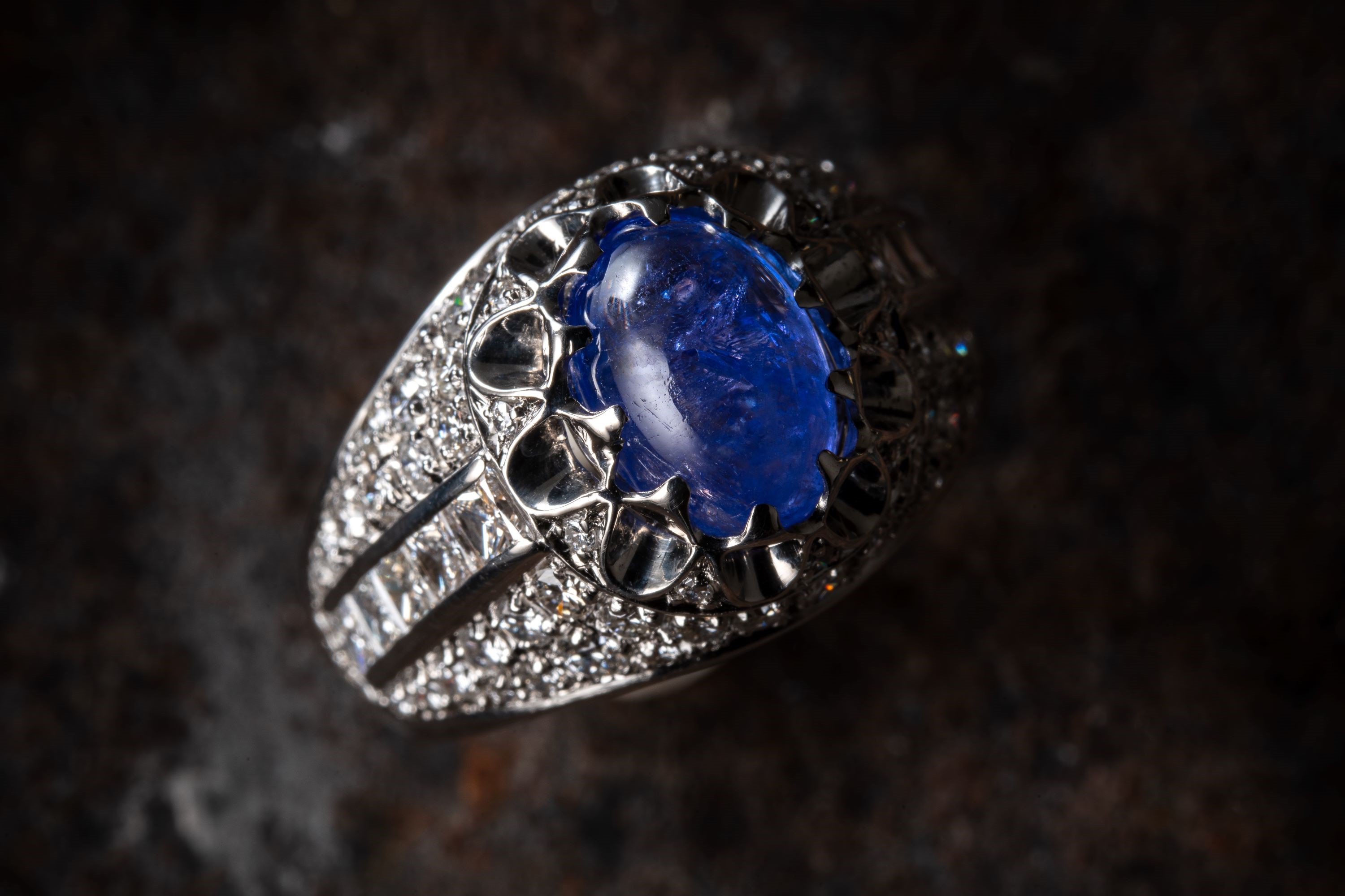 ANELLO IN ORO BIANCO 18 KT CON TANZANITE CABOCHON E CONTORNO DI BRILLANTI