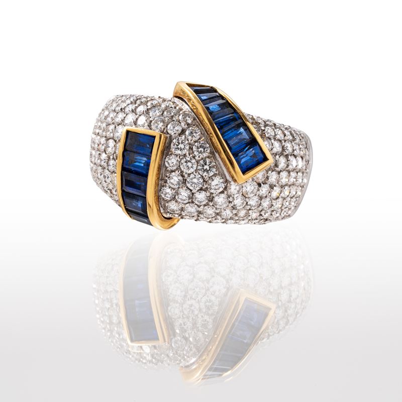 ALFIERI & ST.JONS - ANELLO IN ORO GIALLO E BIANCO 18 KT CON ZAFFIRI CARRE' E PAVE' DI DIAMANTI