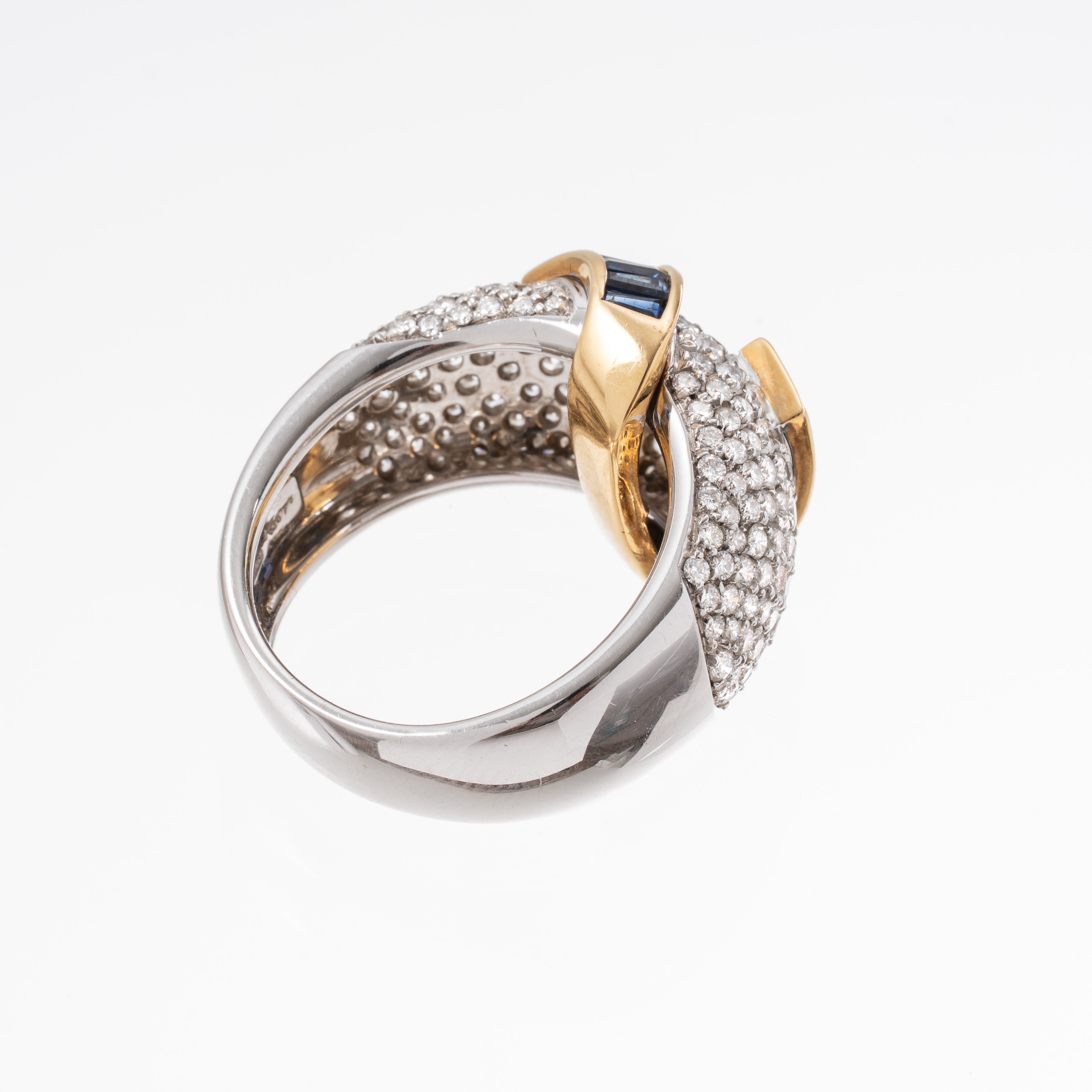 ALFIERI & ST.JONS - ANELLO IN ORO GIALLO E BIANCO 18 KT CON ZAFFIRI CARRE' E PAVE' DI DIAMANTI