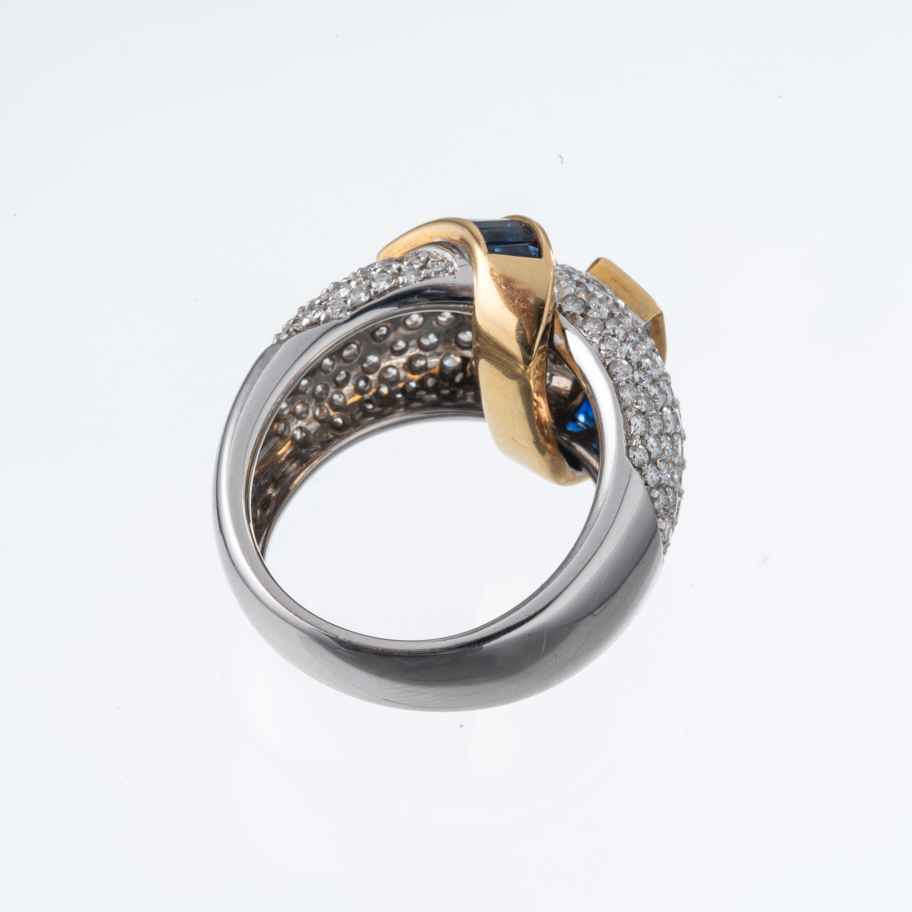 ALFIERI & ST.JONS - ANELLO IN ORO GIALLO E BIANCO 18 KT CON ZAFFIRI CARRE' E PAVE' DI DIAMANTI