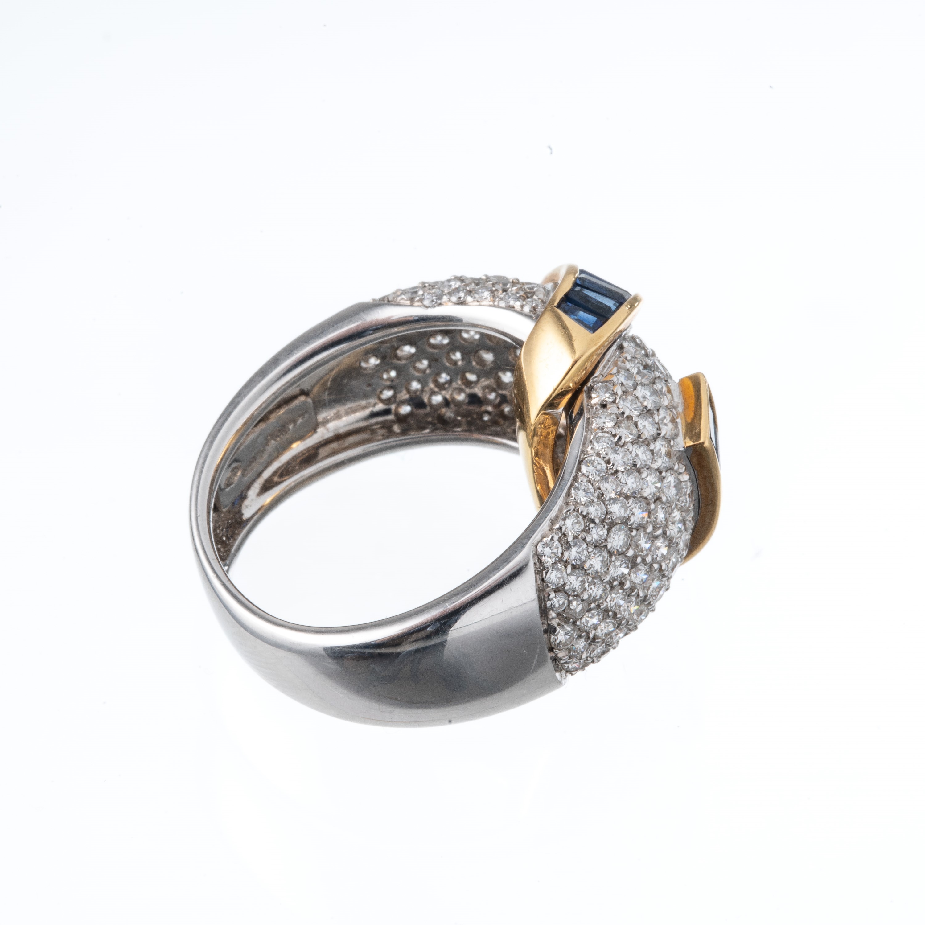 ALFIERI & ST.JONS - ANELLO IN ORO GIALLO E BIANCO 18 KT CON ZAFFIRI CARRE' E PAVE' DI DIAMANTI