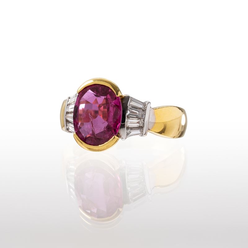 ANELLO IN ORO GIALLO 18 KT E ORO BIANCO 18KT CON RUBINO OVALE CHIARO CON OTTIMA TRASPARENZA NON C...
