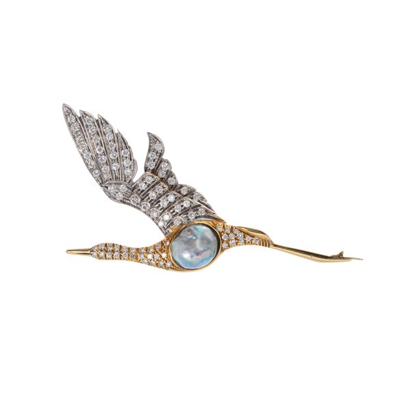 SPILLA IN ORO BIANCO E ORO GIALLO 18KT A FORMA DI UCCELLO CON PERLA GRIGIA E DIAMANTI
