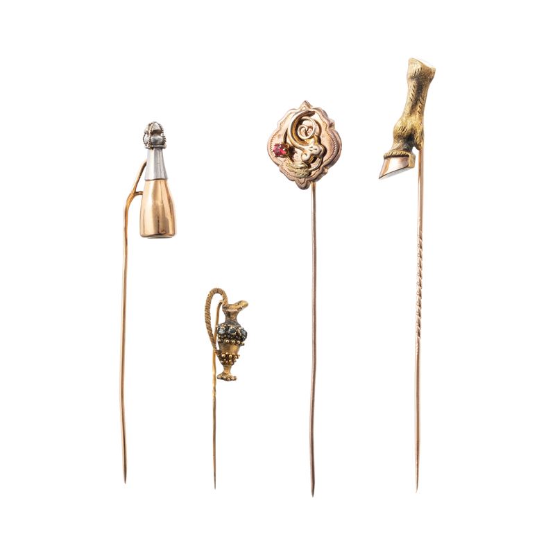 5 SPILLONI DA CRAVATTA IN ORO GIALLO 18 KT RAFFIGURANTI FIORETTO, BOTTIGLIA CHAMPAGNE, VASO, FIOR...