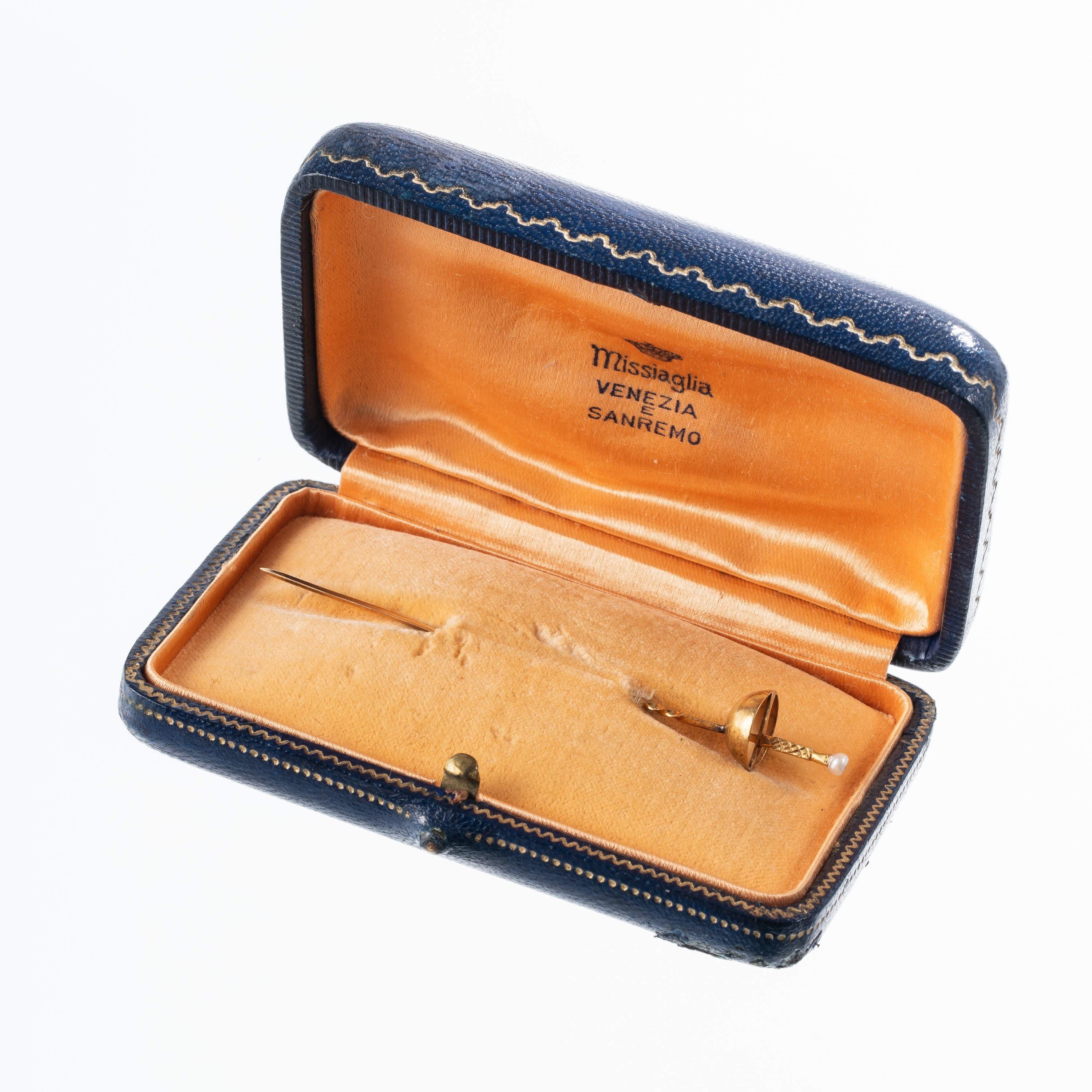 5 SPILLONI DA CRAVATTA IN ORO GIALLO 18 KT RAFFIGURANTI FIORETTO, BOTTIGLIA CHAMPAGNE, VASO, FIOR...