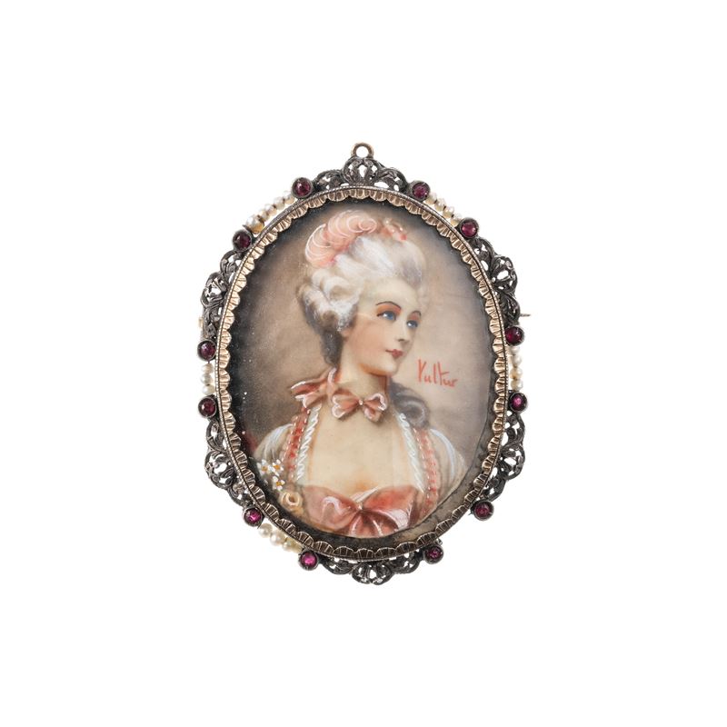 SPILLA IN ARGENTO CON CONTORNO PERLINE E RUBINI, CON MINIATURA RAFFIGURANTE FIGURA FEMMINILE DIPI...