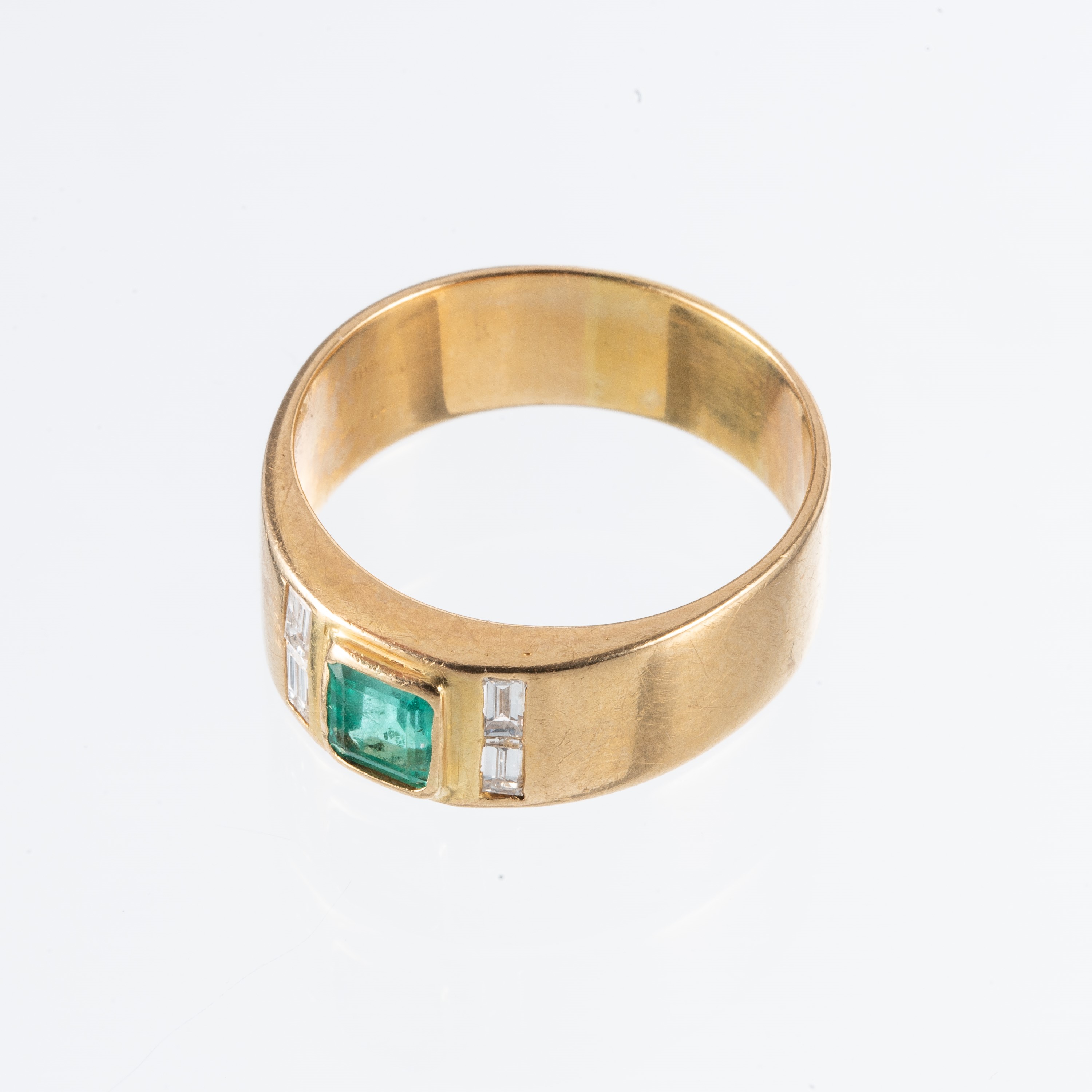 ANELLO IN ORO GIALLO 18KT CON SMERALDO CENTRALE E DIAMANTI BAGUETTE