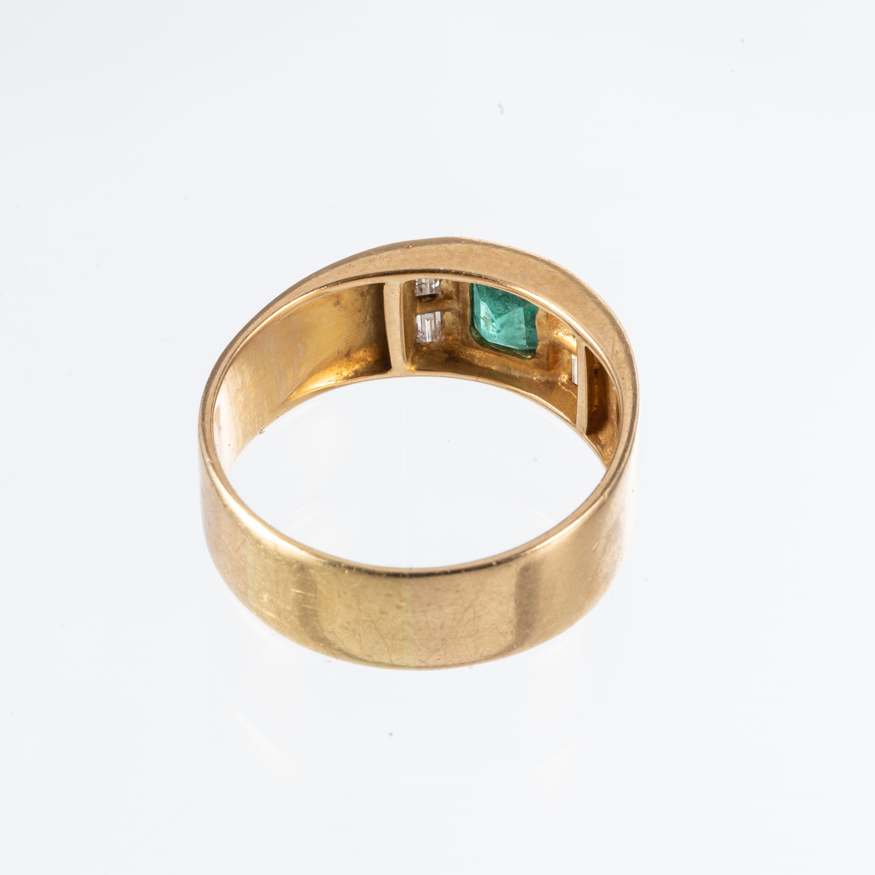 ANELLO IN ORO GIALLO 18KT CON SMERALDO CENTRALE E DIAMANTI BAGUETTE