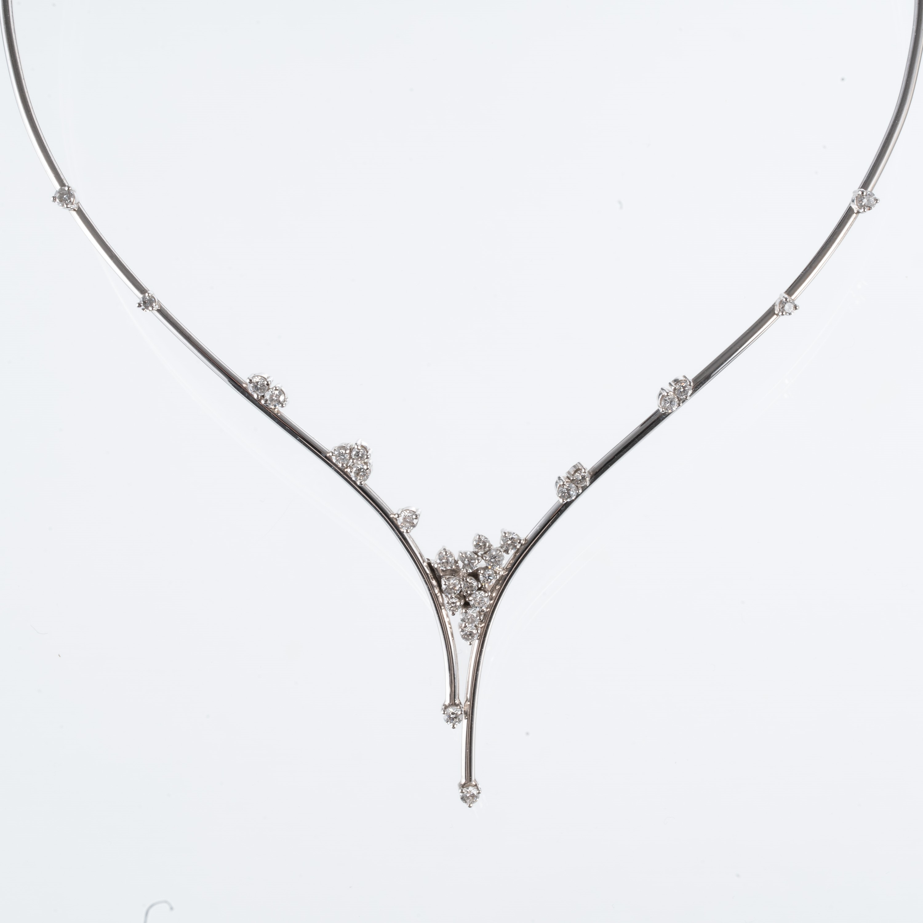GIROCOLLO RIGIDO IN ORO BIANCO 18 KT CON DIAMANTI CT. 1.71