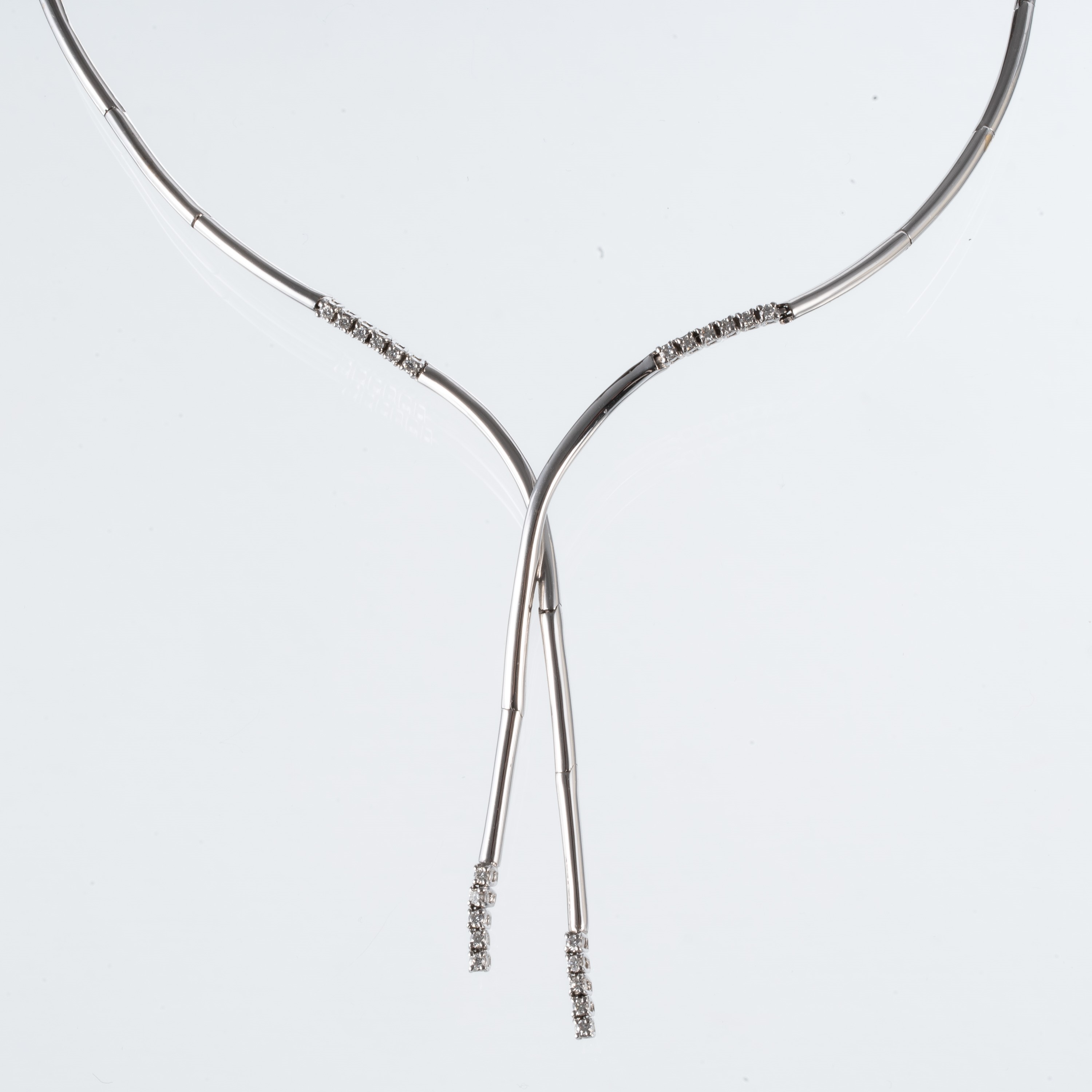 GIROCOLLO RIGIDO IN ORO BIANCO 18 KT CON DIAMANTI CT. 1.71
