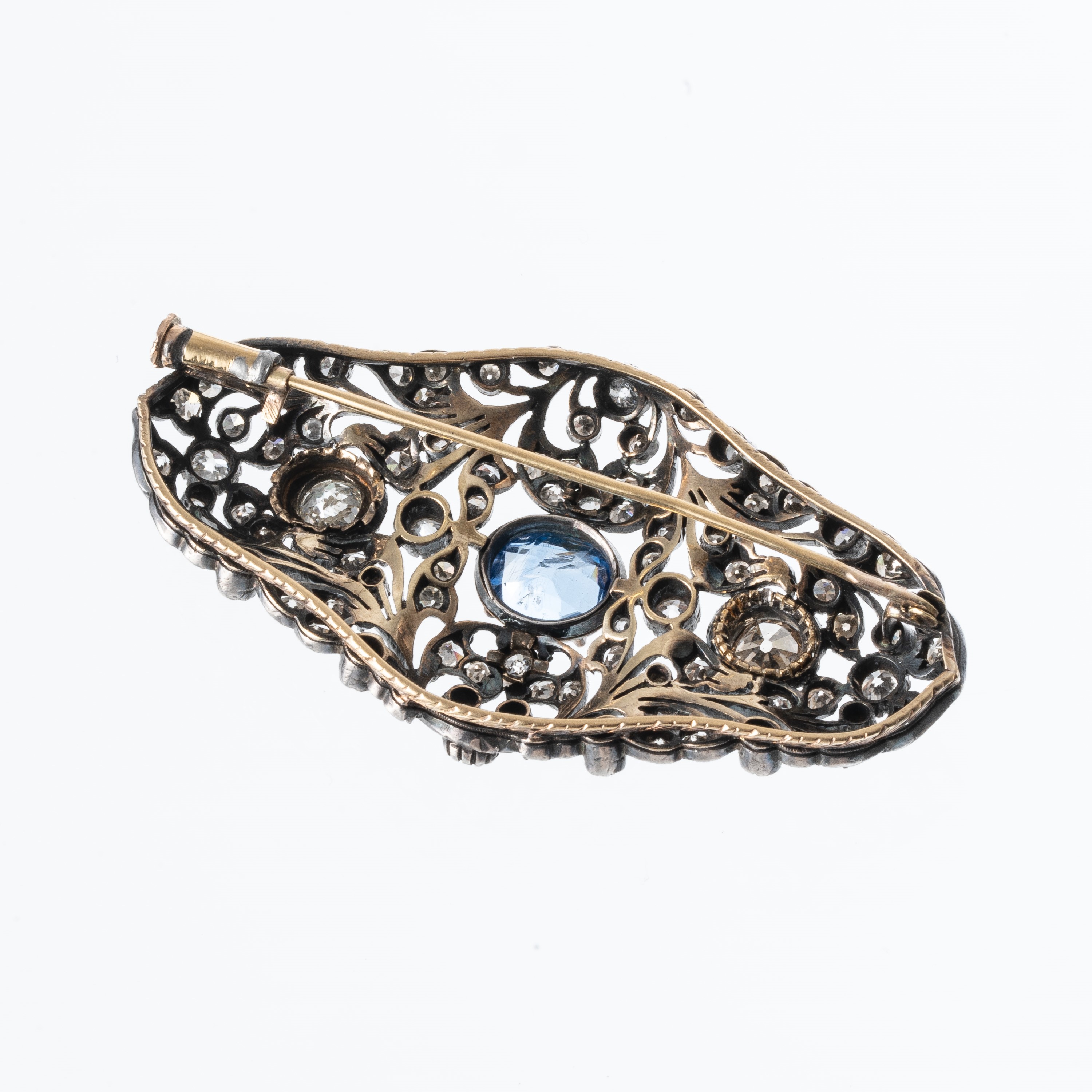 SPILLA ANTICA IN ORO GIALLO 18 KT E ARGENTO CON ZAFFIRO CYLON E DUE DIAMANTI LATERALI TONDI