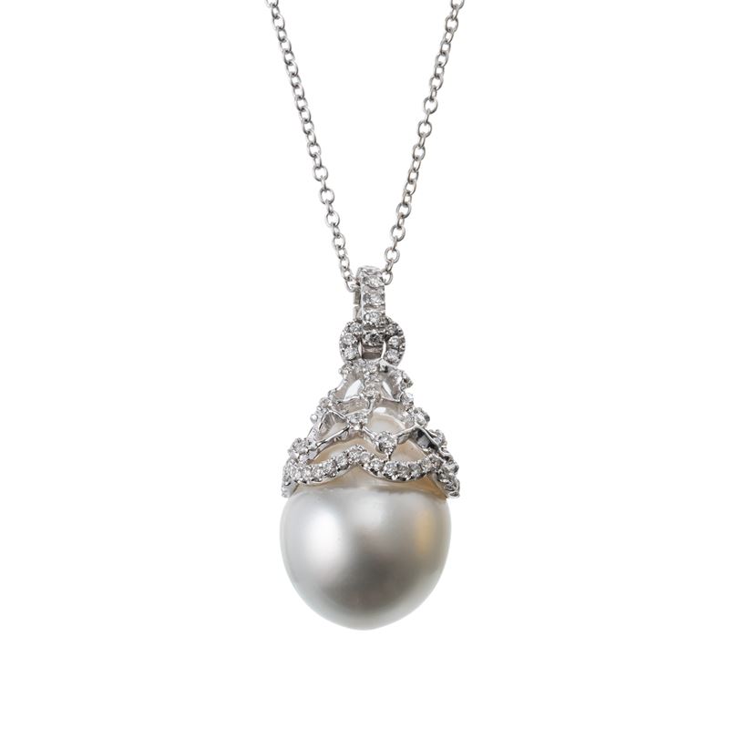 CATENINA CON PENDENTE IN ORO BIANCO 18 KT CON PERLA COLTIVATA A GOCCIA INGABBIATA IN UNA STRUTTUR...