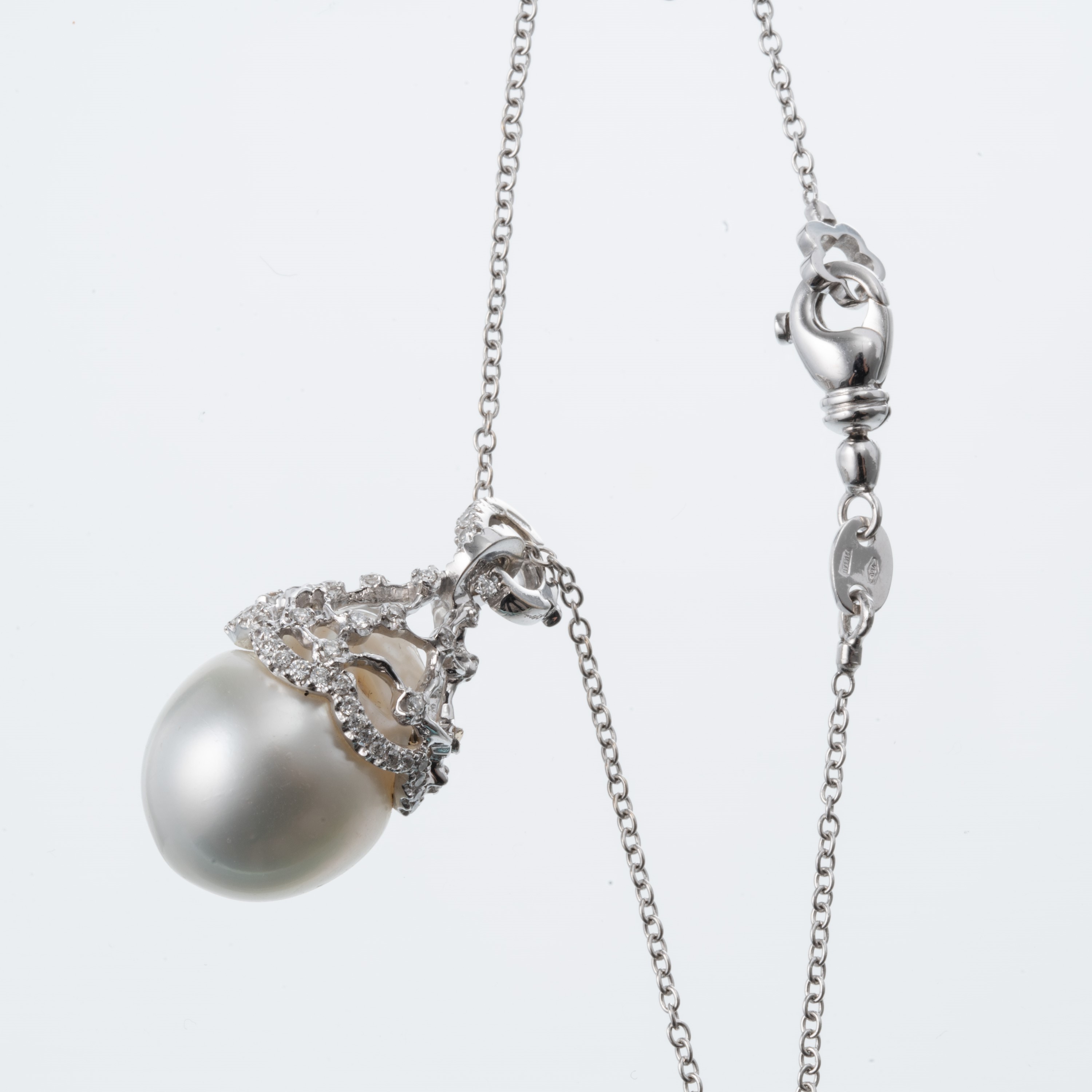 CATENINA CON PENDENTE IN ORO BIANCO 18 KT CON PERLA COLTIVATA A GOCCIA INGABBIATA IN UNA STRUTTUR...