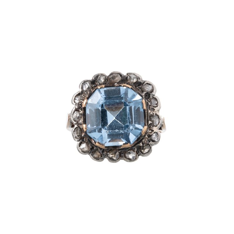 ANELLO IN ORO GIALLO 18 KT E ARGENTO CON PIETRA AZZURRA SINTETICA CENTRALE E CONTORNO DI ROSETTE ...