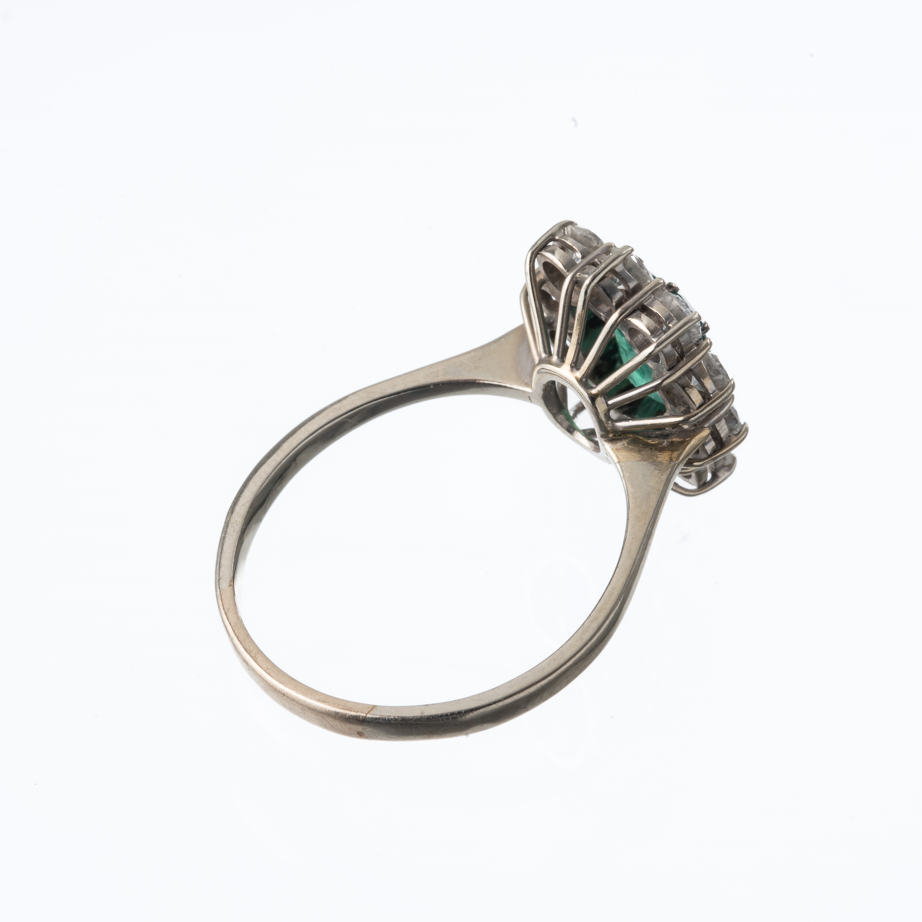 ANELLO IN ORO ROSA 18 kt E ARGENTO CON PIETRA VERDE CENTRALE SINTETICA E CONTORNO DI ROSETTE DI D...