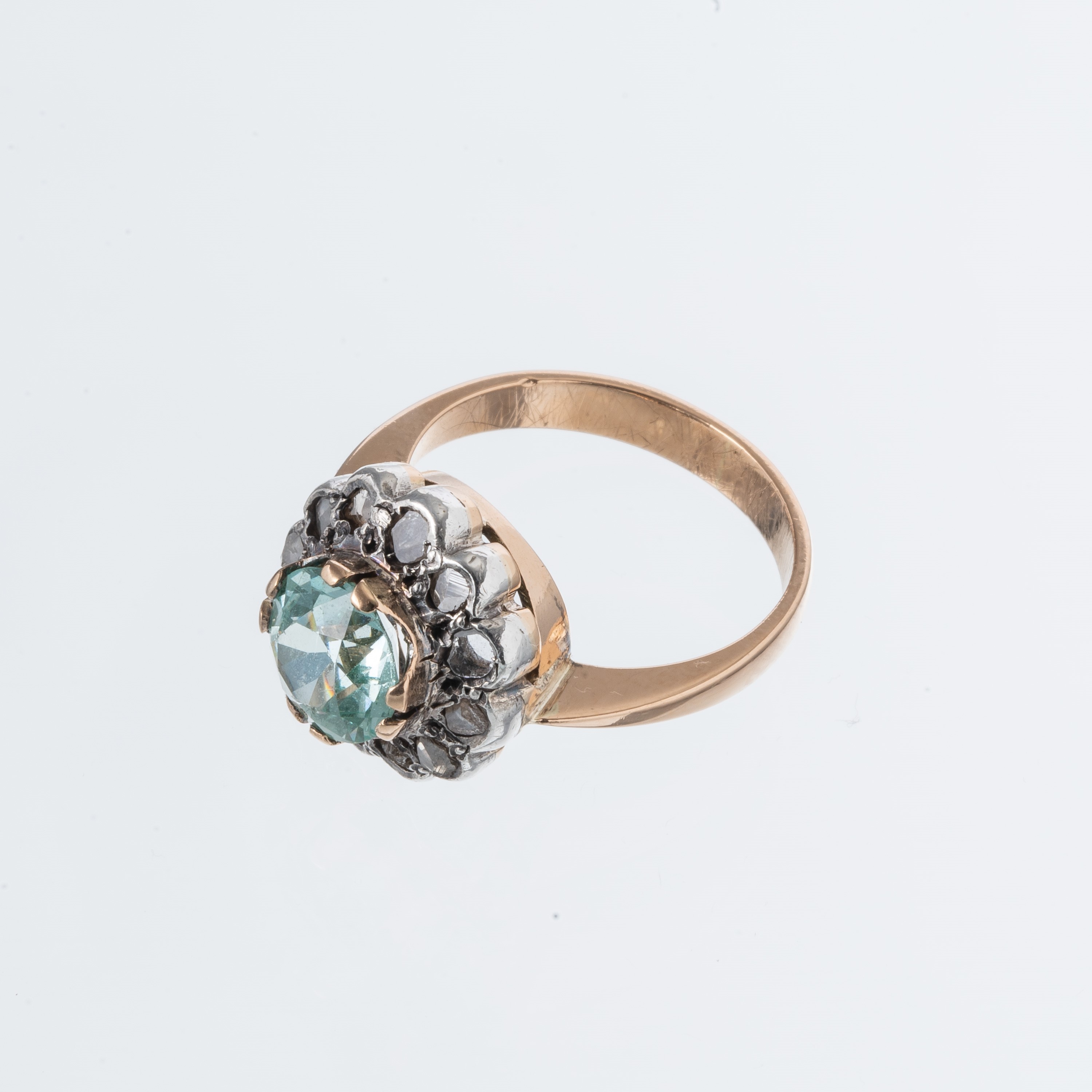 ANELLO IN ORO ROSA 18 kt E ARGENTO CON PIETRA VERDE CENTRALE SINTETICA E CONTORNO DI ROSETTE DI D...