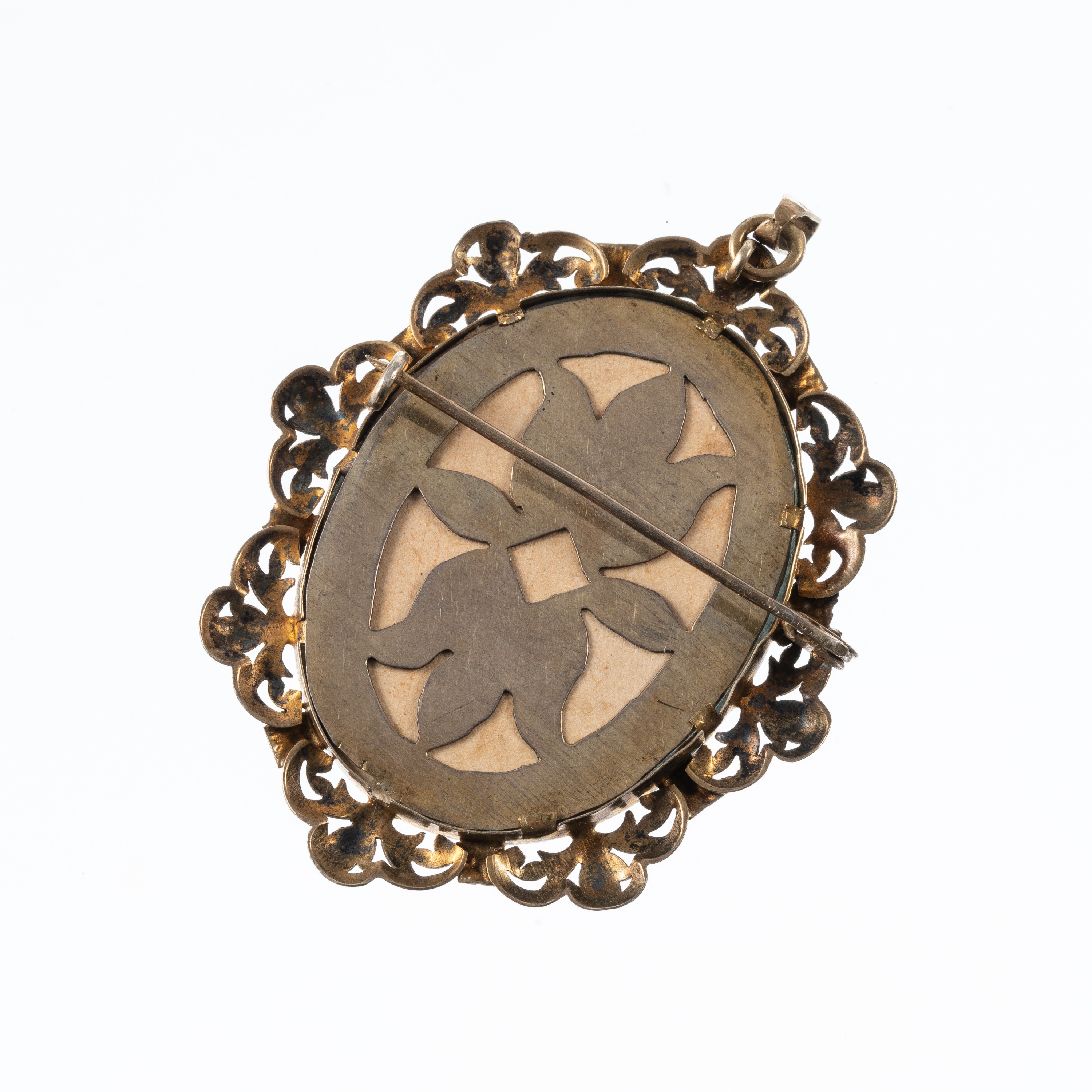 SPILLA CON MINIATURA RAFFIGURANTE FIGURA FEMMINILE DIPINTA SU CERAMICA