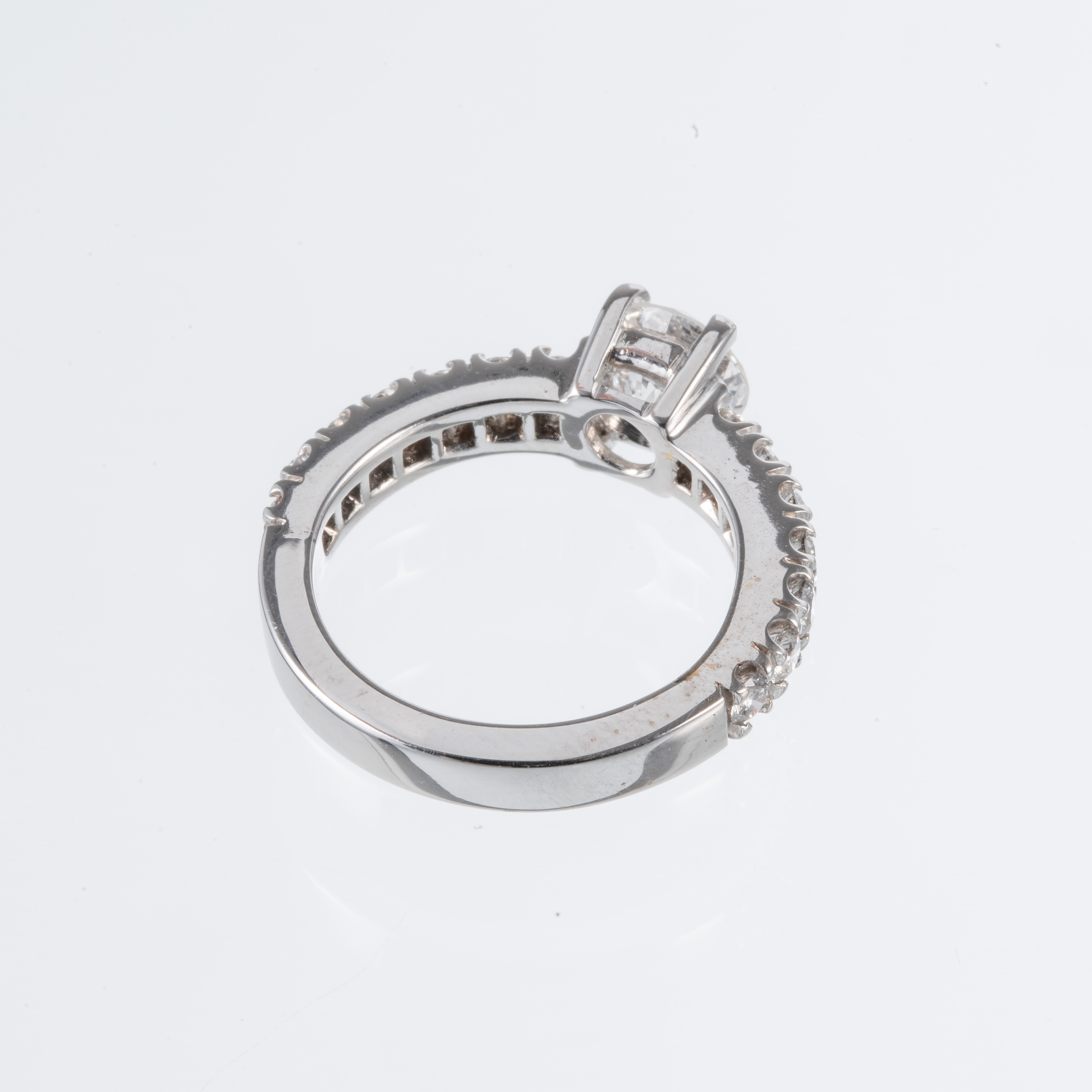 ANELLO SOLITARIO IN ORO BIANCO 18KT CON DIAMANTI