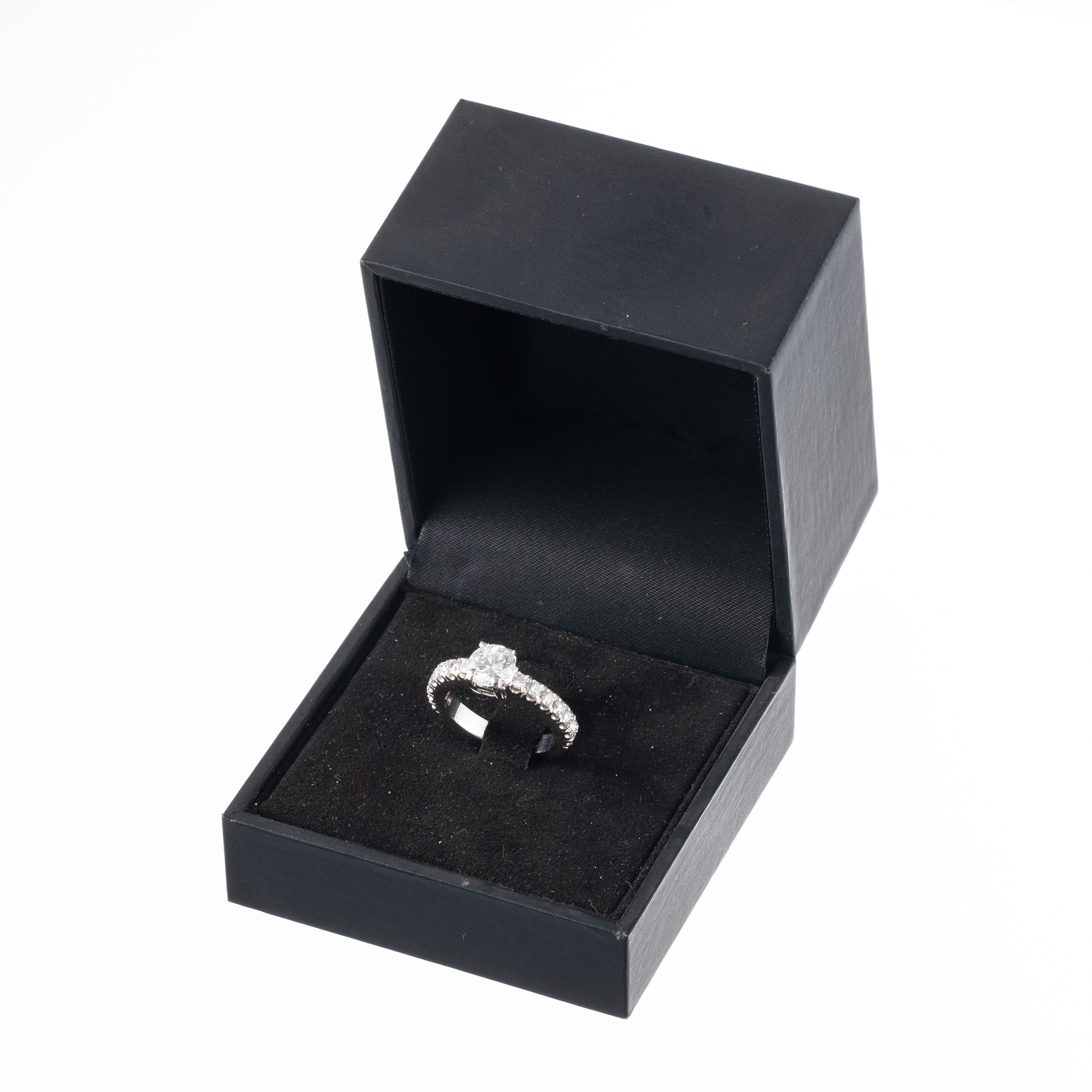 ANELLO SOLITARIO IN ORO BIANCO 18KT CON DIAMANTI