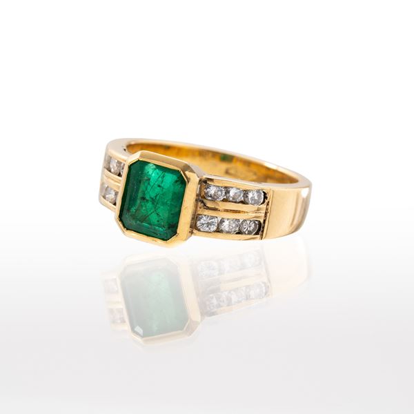 ANELLO CON SMERALDO IN ORO GIALLO 18 KT E DIAMANTI