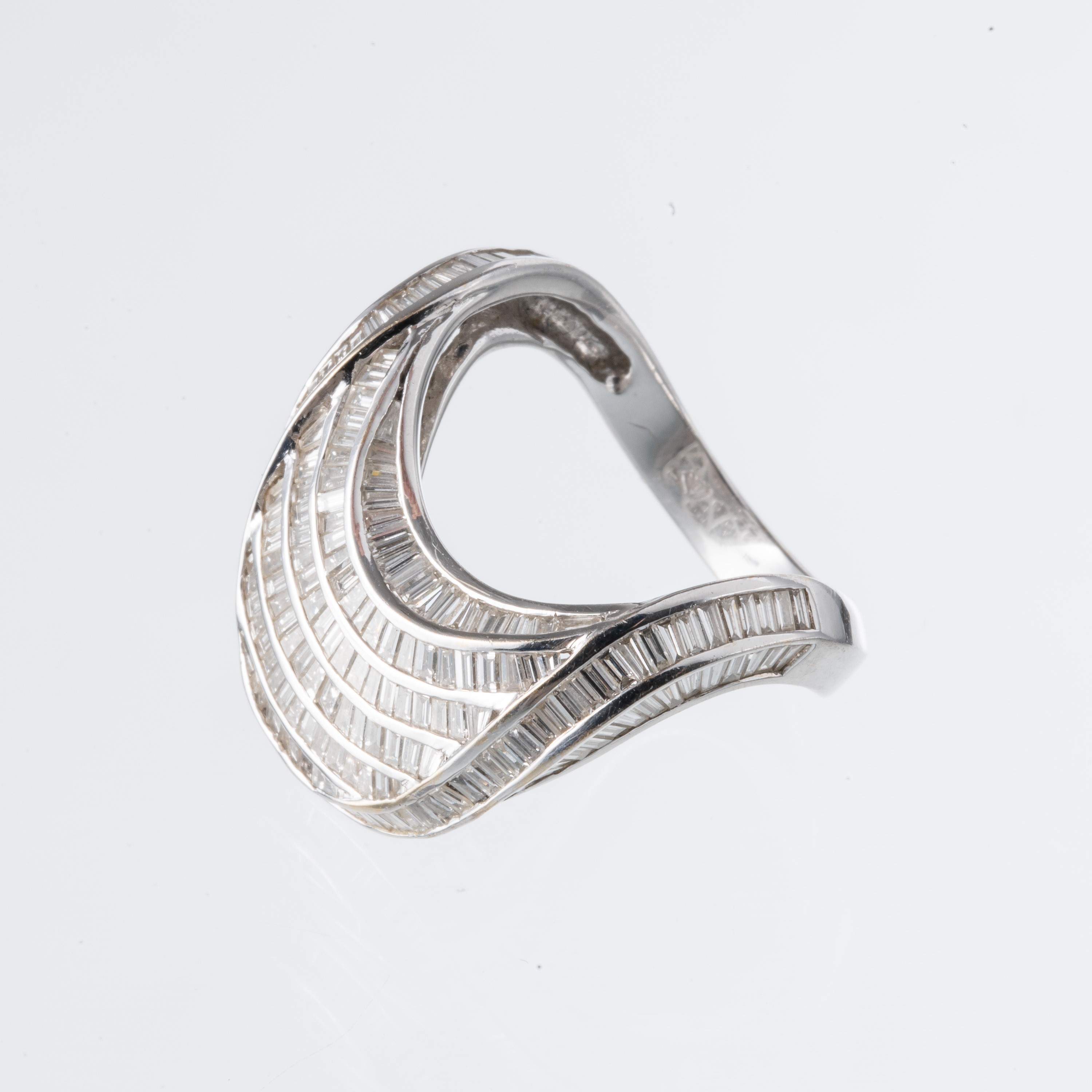 ANELLO IN ORO BIANCO 18KT CON DIAMANTI BAGUETTE