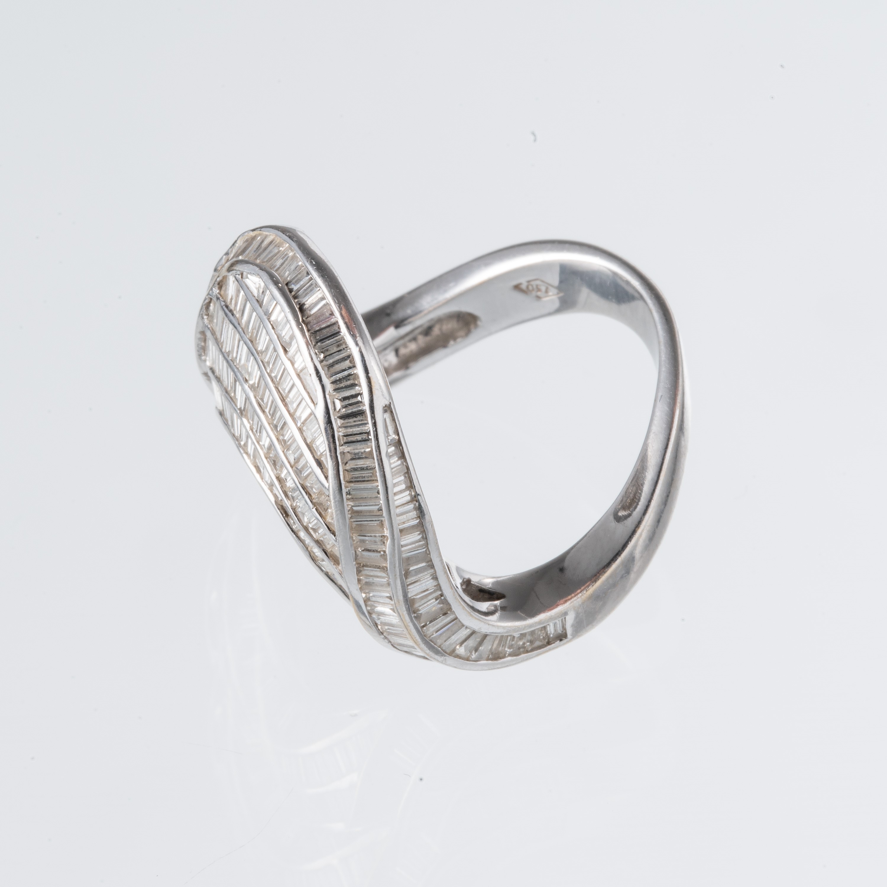 ANELLO IN ORO BIANCO 18KT CON DIAMANTI BAGUETTE