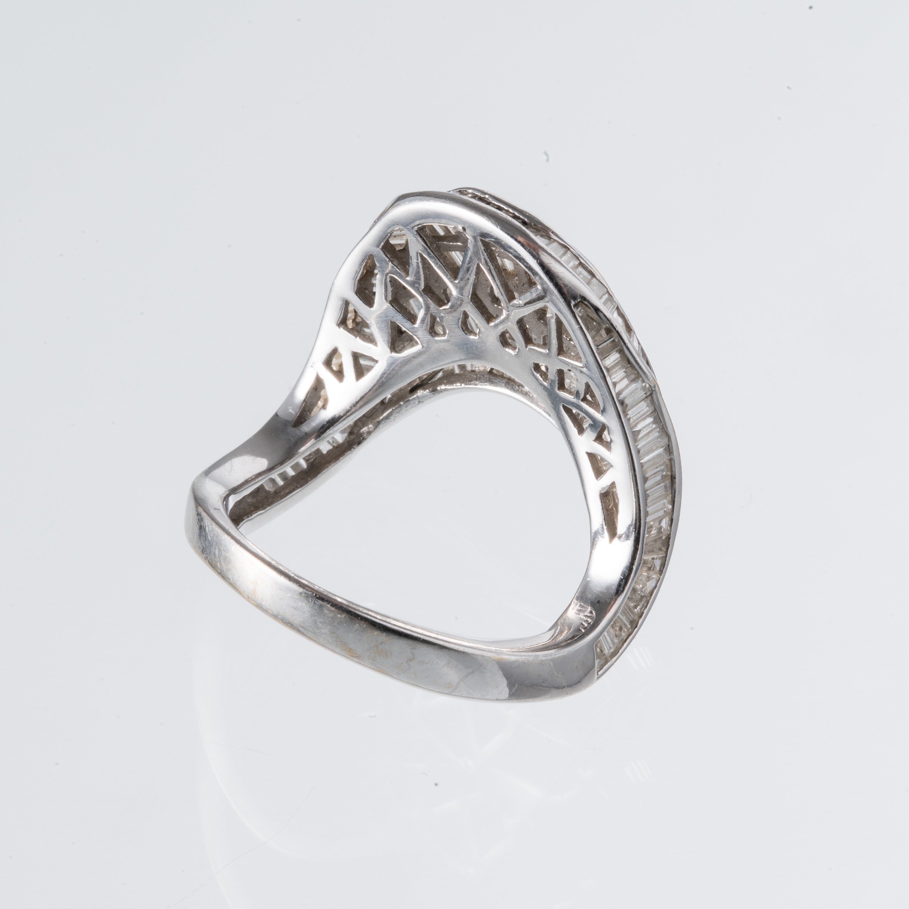 ANELLO IN ORO BIANCO 18KT CON DIAMANTI BAGUETTE