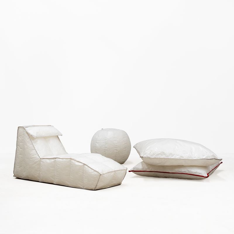 MARIO BELLINI, UNA CHAISE LONGUE, DUE CUSCINI, E UNA LAMPADA 'VIA LATTEA'