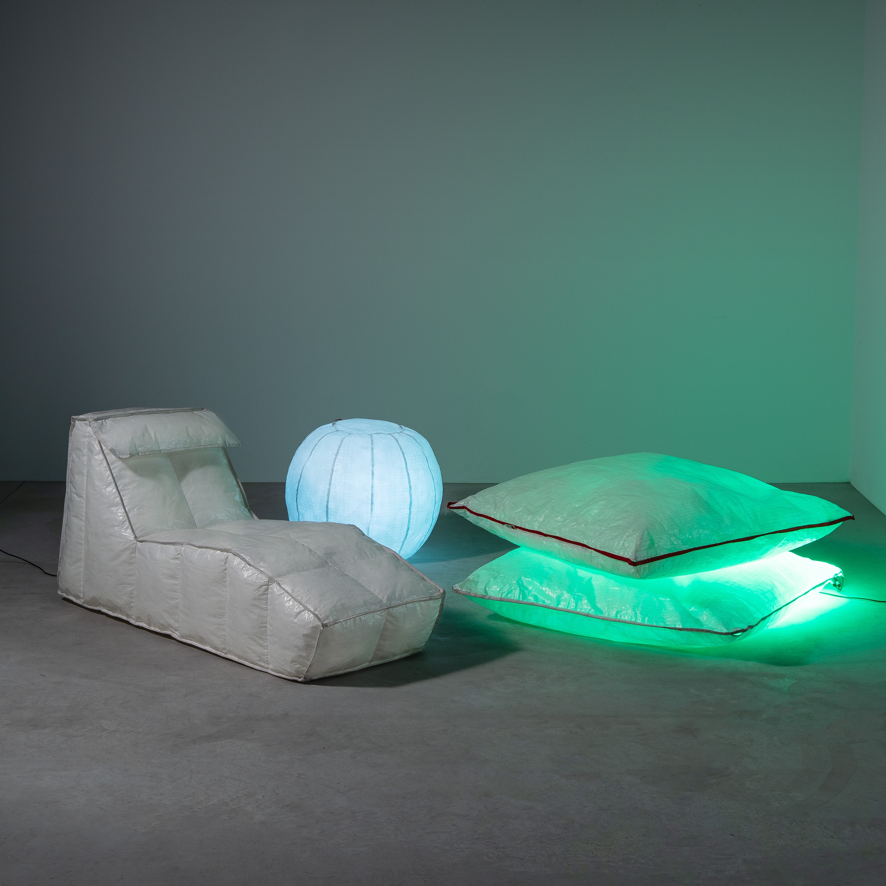 MARIO BELLINI, UNA CHAISE LONGUE, DUE CUSCINI, E UNA LAMPADA 'VIA LATTEA'