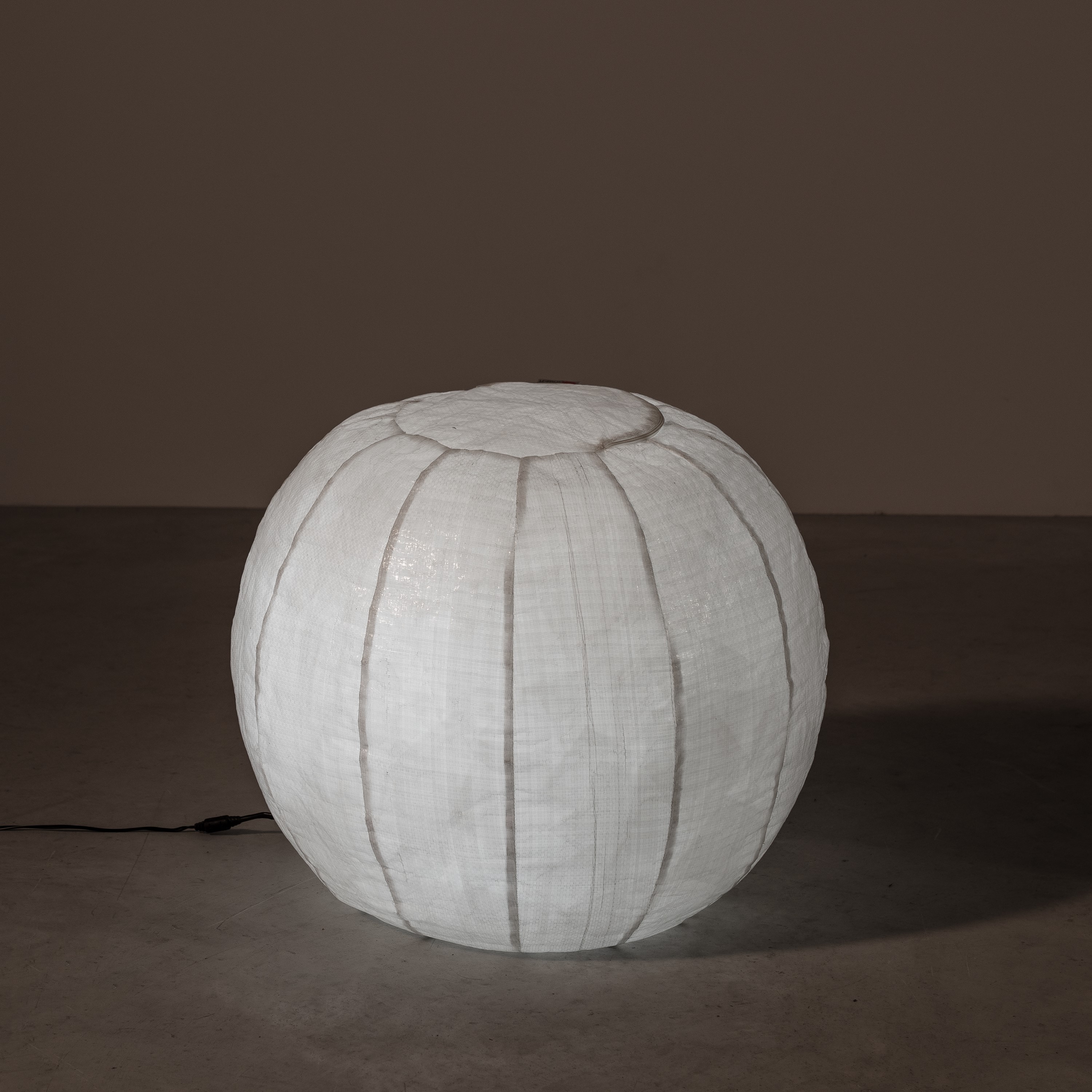 MARIO BELLINI, UNA CHAISE LONGUE, DUE CUSCINI, E UNA LAMPADA 'VIA LATTEA'