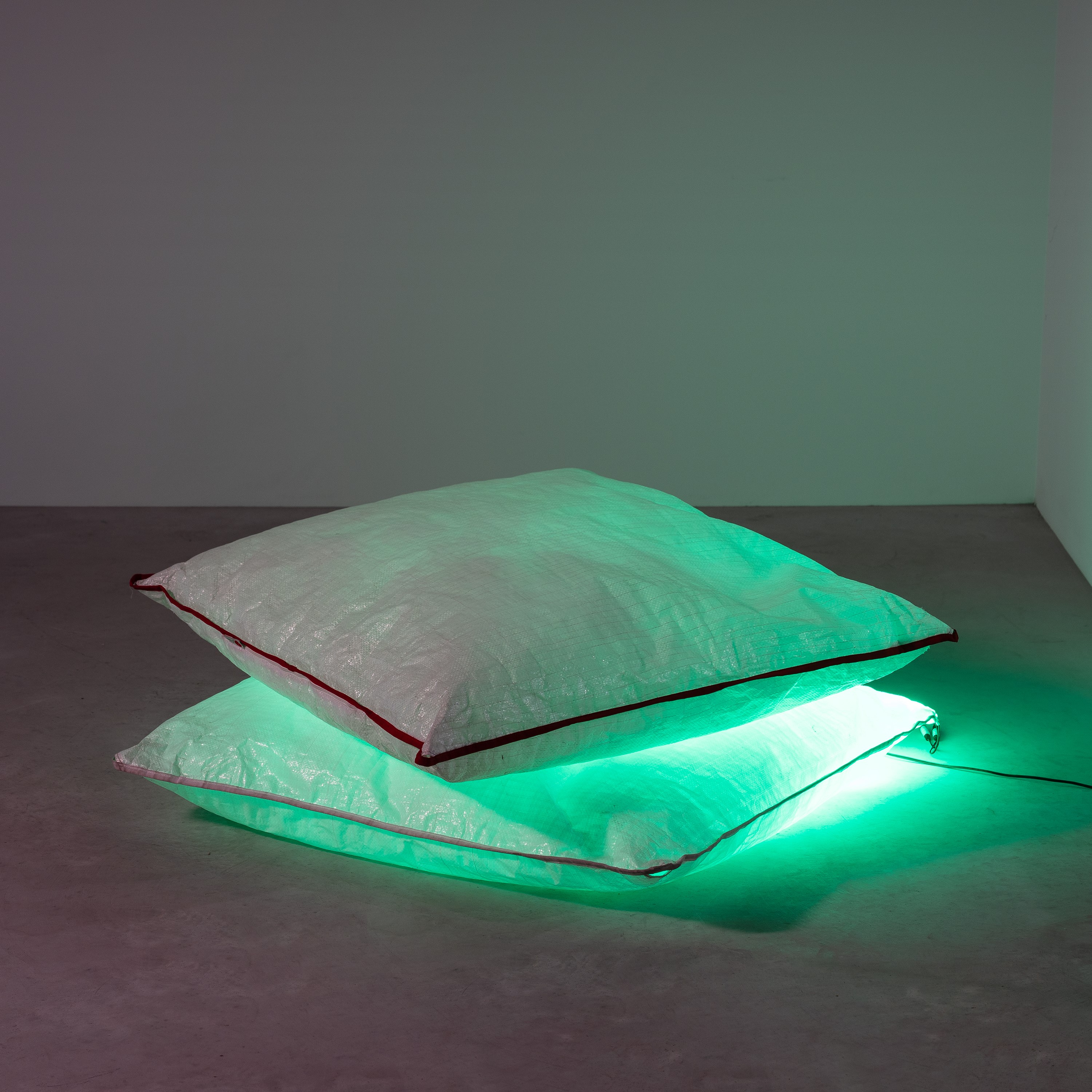 MARIO BELLINI, UNA CHAISE LONGUE, DUE CUSCINI, E UNA LAMPADA 'VIA LATTEA'