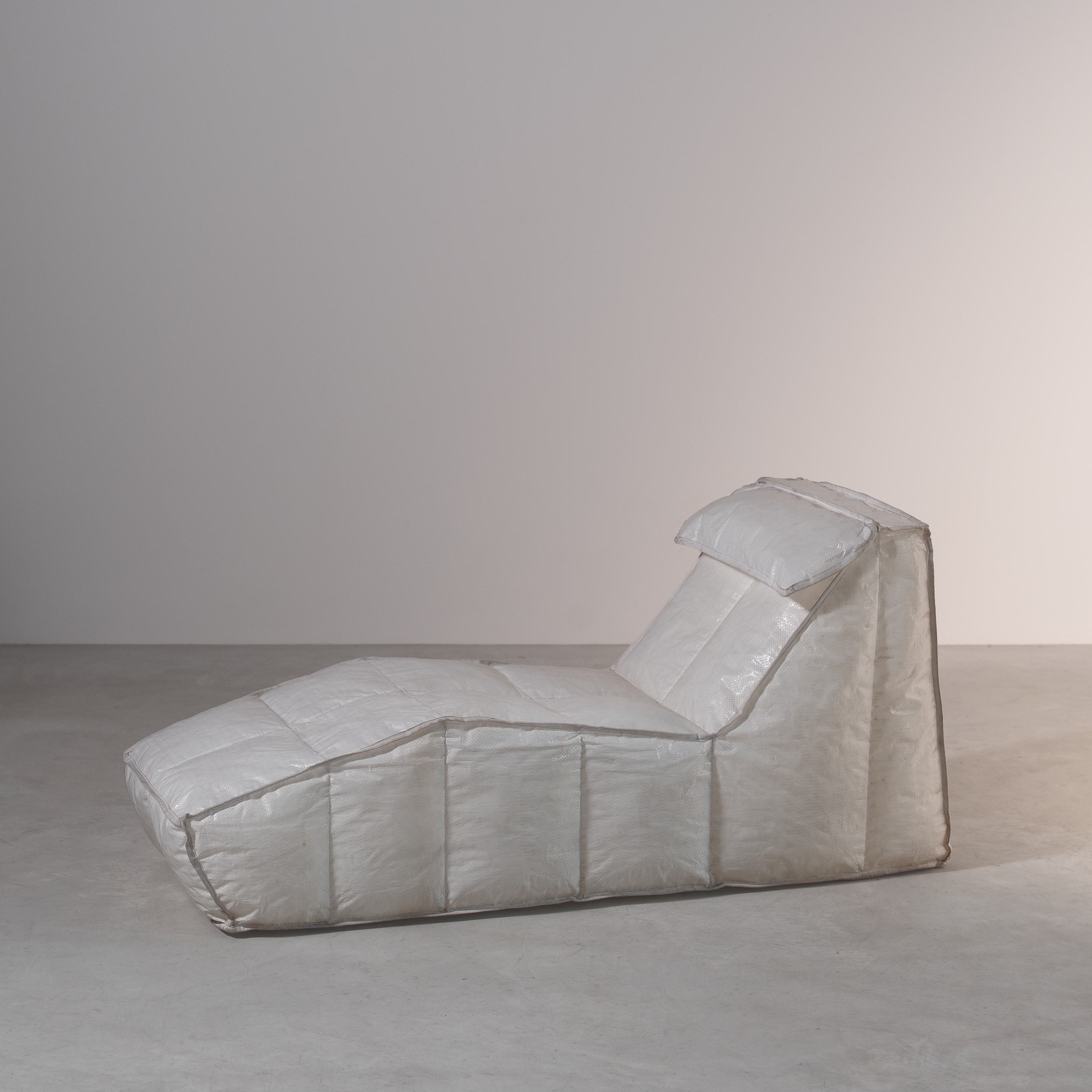 MARIO BELLINI, UNA CHAISE LONGUE, DUE CUSCINI, E UNA LAMPADA 'VIA LATTEA'