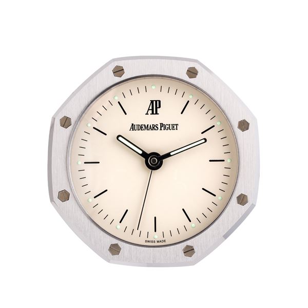 AUDEMARS PIGUET - AUDEMARS PIGUET - PENDULETTE ROYAL OAK STEEL QUARTZ ALARM CLOCK WITH WHITE DIAL