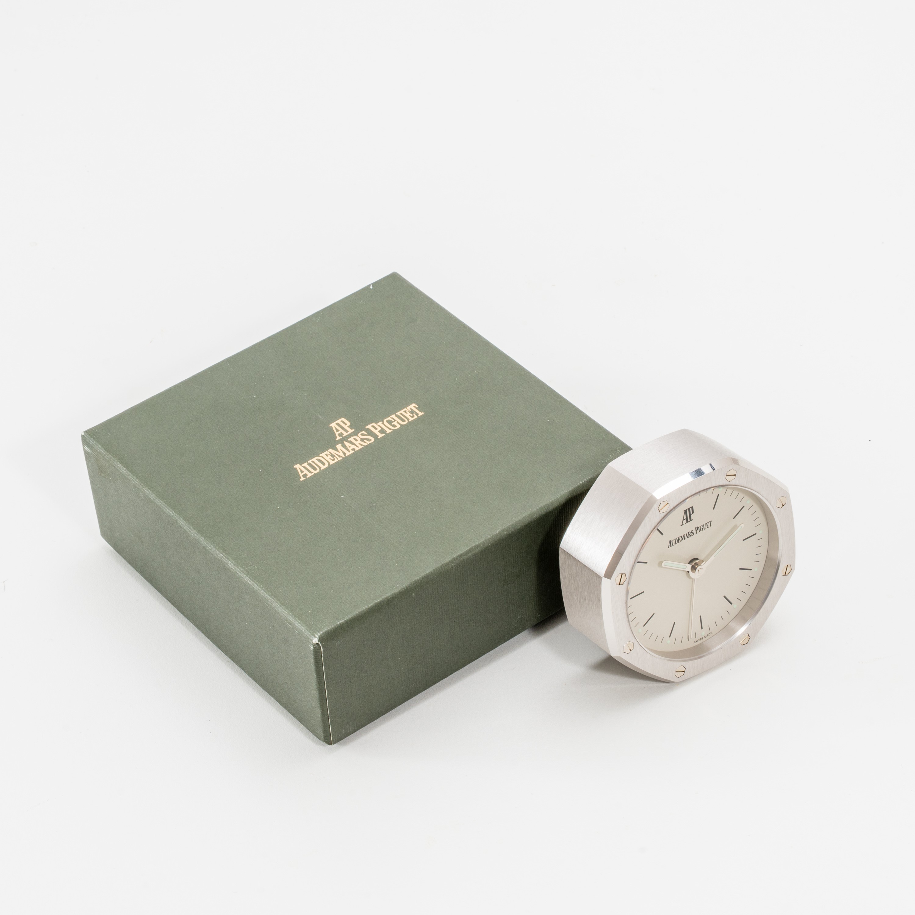 AUDEMARS PIGUET - PENDULETTE ROYAL OAKSVEGLIA AL QUARZO IN ACCIAIO CON QUADRANTE BIANCO