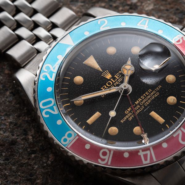 ROLEX - GMT MASTER SELF-WINDING STEEL WATCH WITH BROWN UNDERLINE DIAL AND DATE WINDOW AT THREE O'CLOC [..]