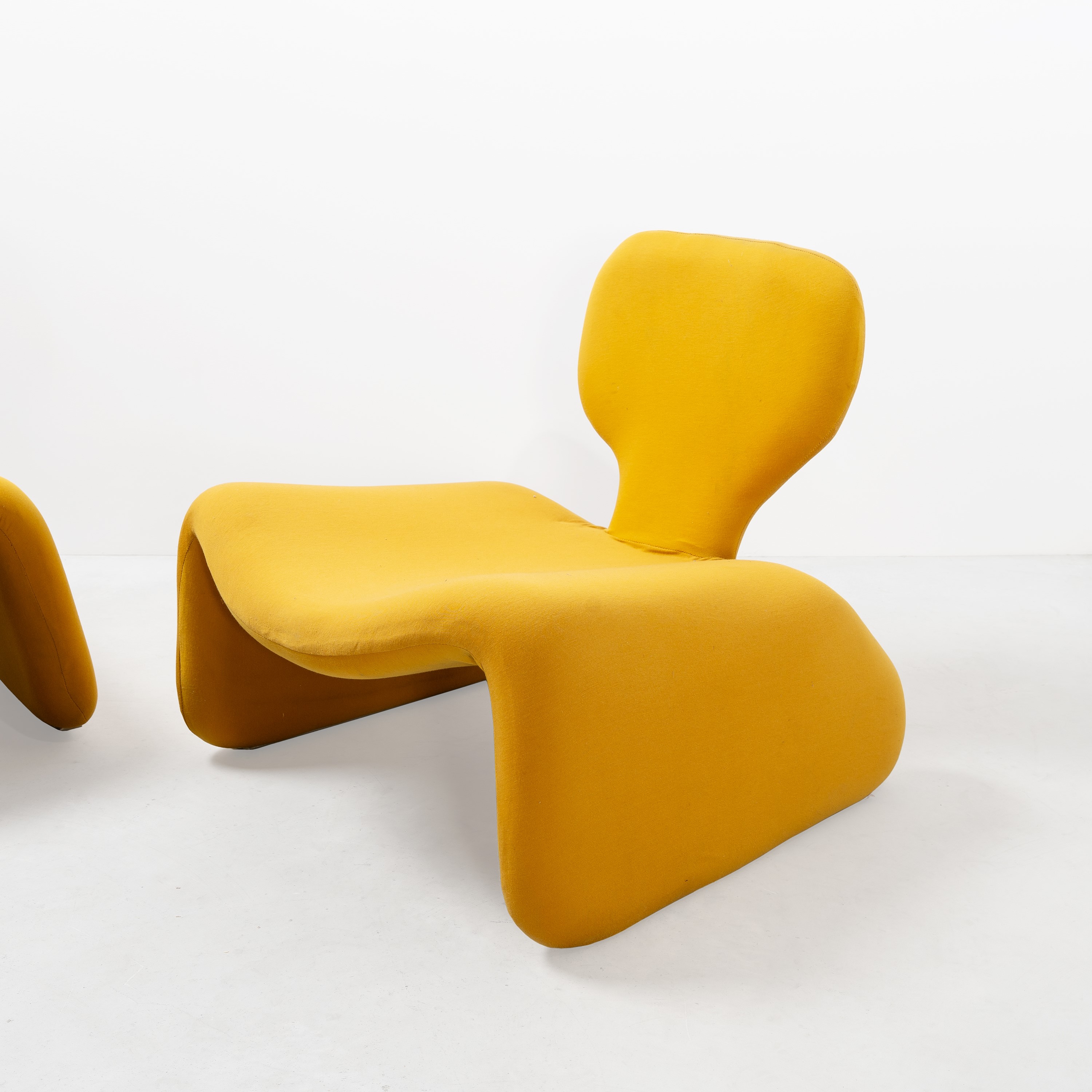 OLIVIER MOURGUE, UN DIVANETTO, COPPIA DI POLTRONE E DUE POUF 'DJINN'